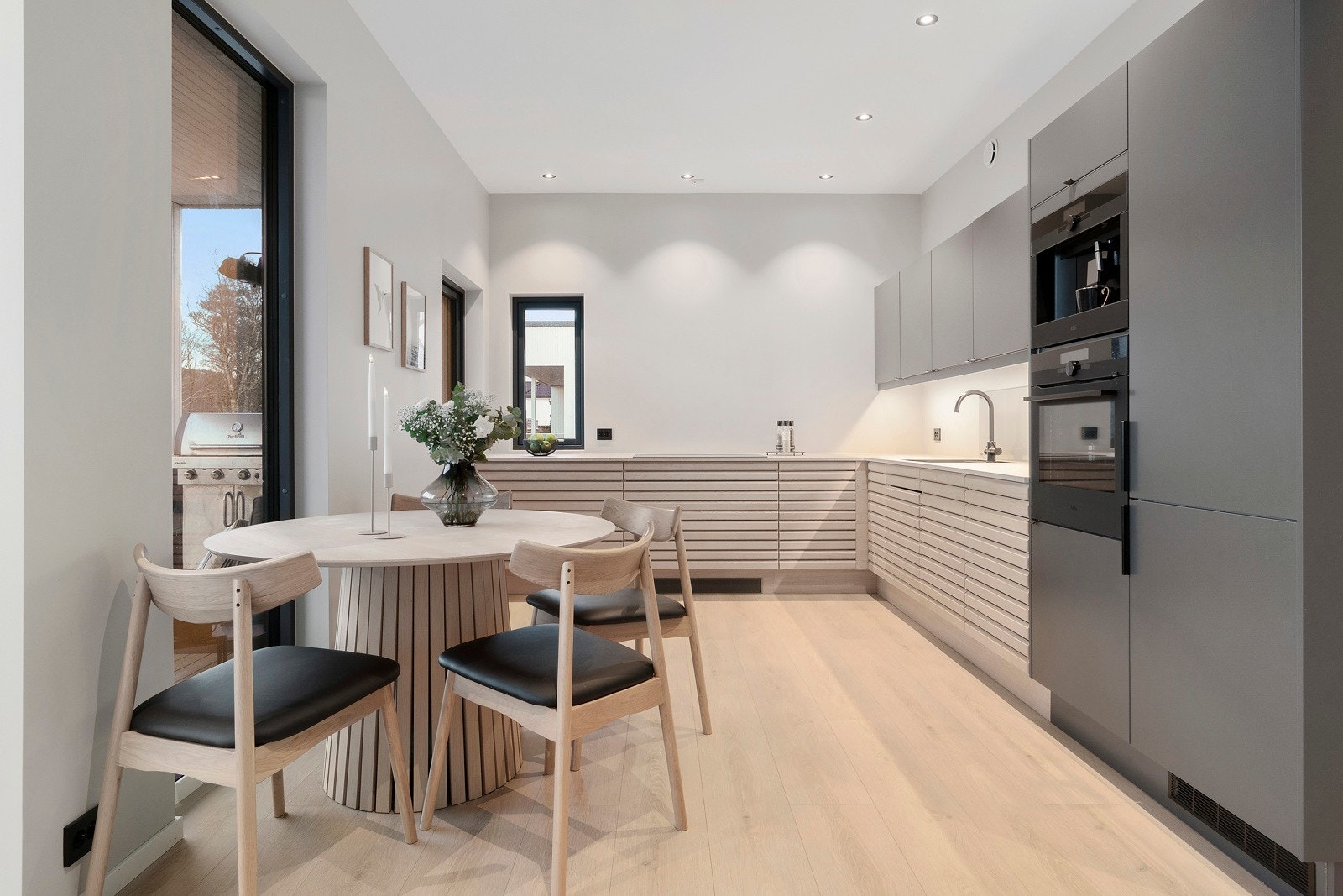 Kjøkkenet er levert av kvalitetsleverandøren Sigdal med stilrene fronter og integrerte hvitevarer. Galleribilde