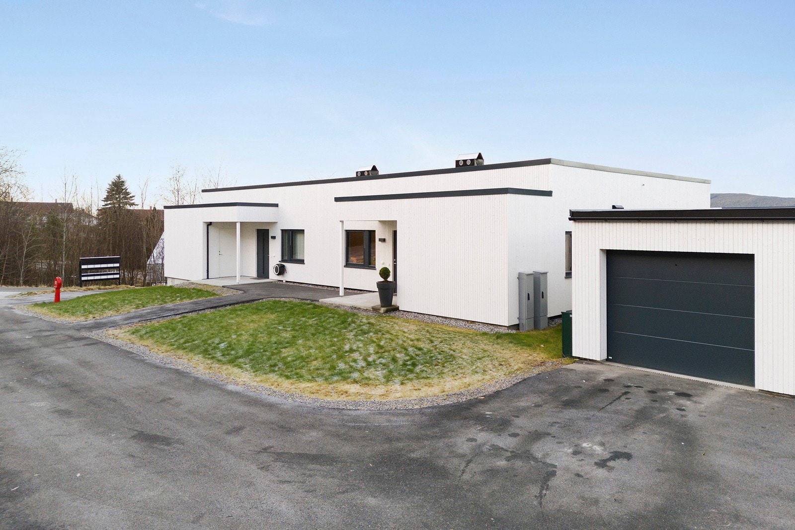 Tilkomstveier er asfalterte og du har en liten gressflekk som skaper et koselig bomiljø. Galleribilde