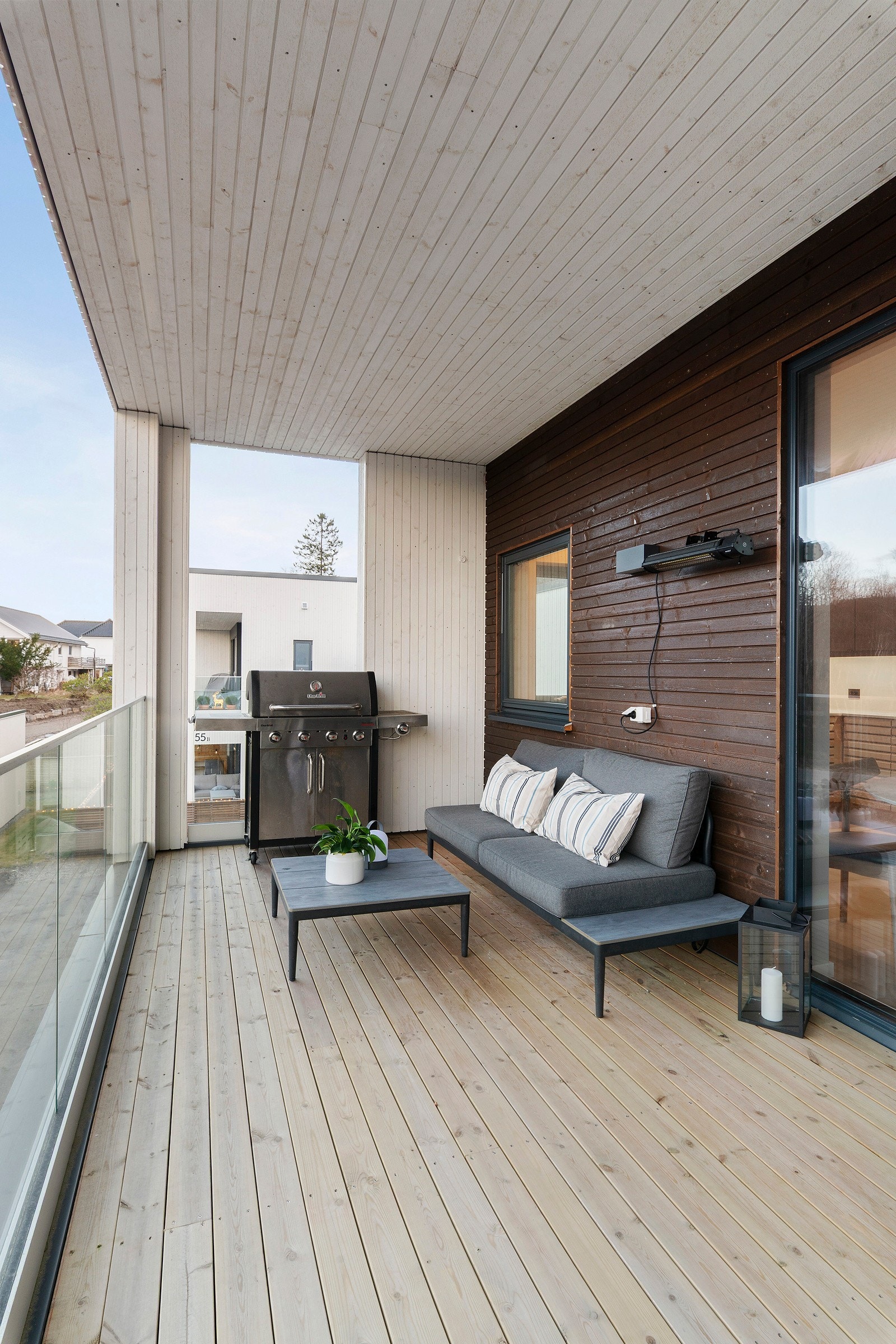 Det er godt med plass til både grill og sittegruppe på verandaen. Hele verandaen er overbygd som gjør det trivelig også når sunnmørsværet kommer sigende. Galleribilde