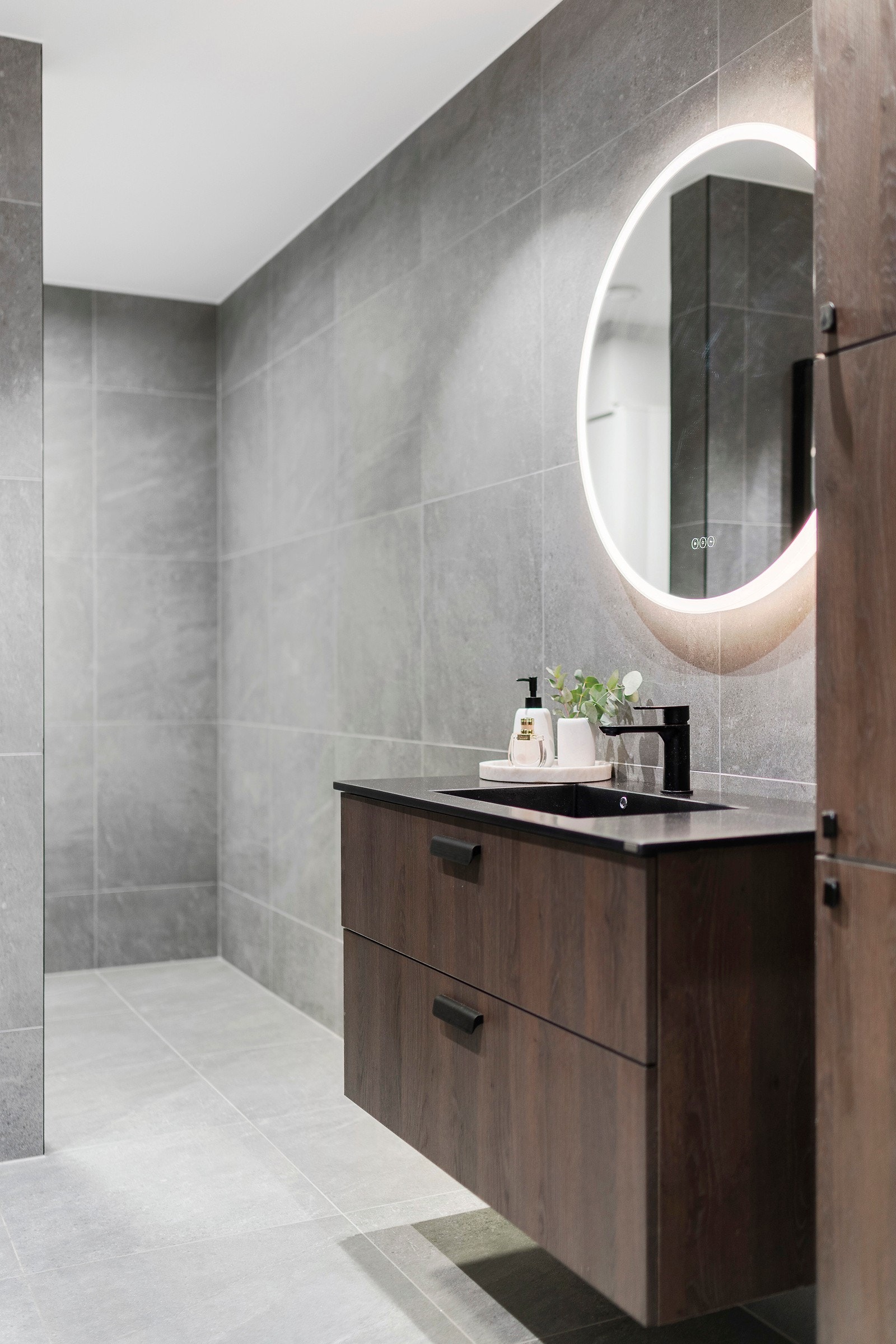 Moderne preg på innredningen, også i form av et stilfullt sminkespeil. Galleribilde