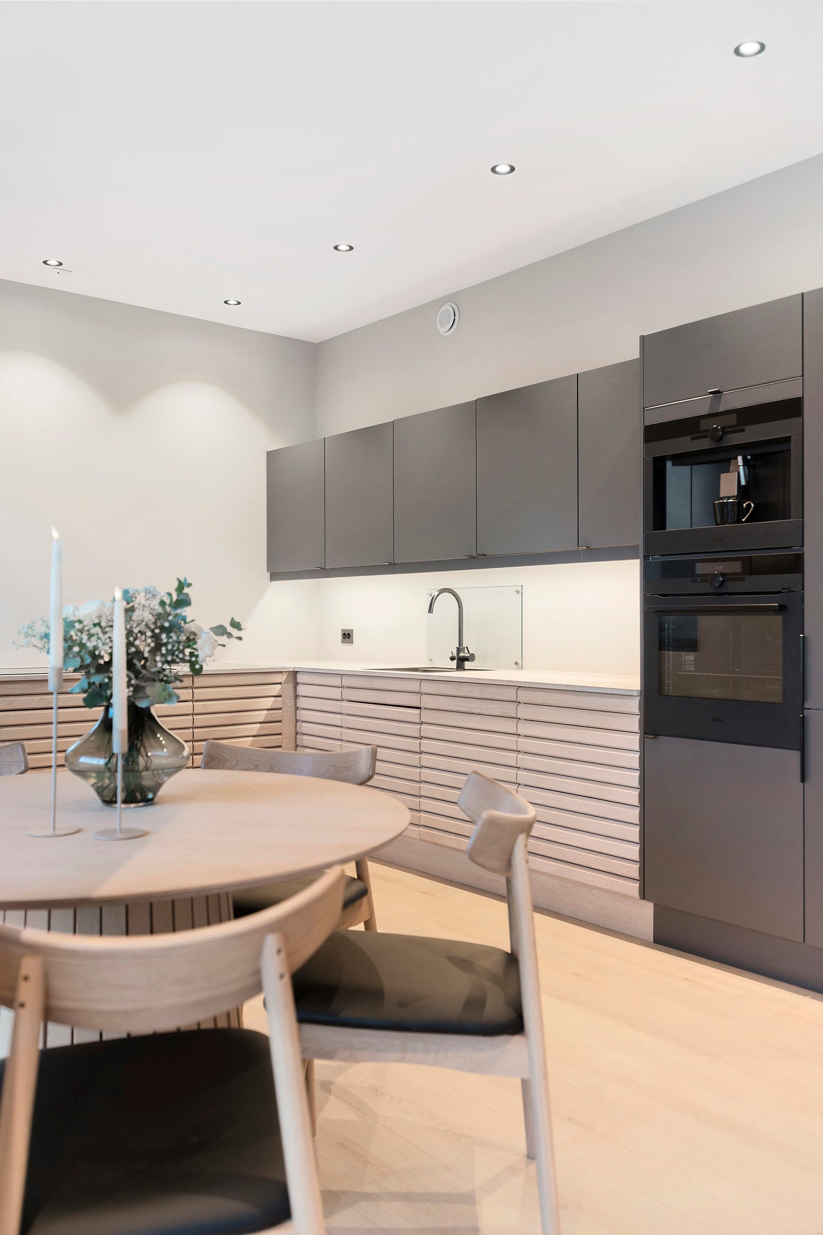 Legg merke til spotbelysningen som er montert. Her komplementeres den gode takhøyden og det naturlige lyset av fine lysforhold når kvelden kommer. Galleribilde