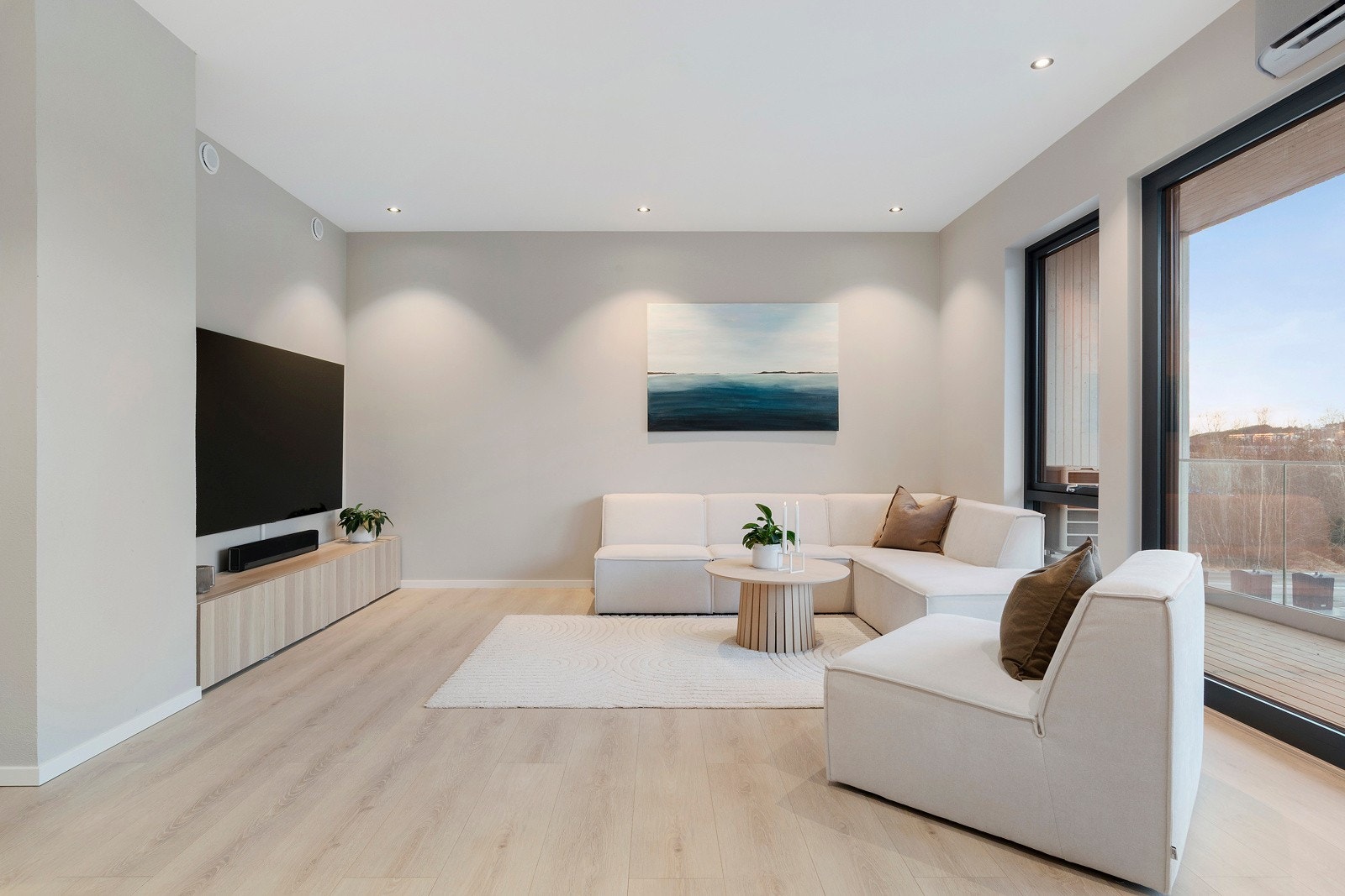 Leiligheten er malt i fine farger og har en stavs-laminatgulv som tåler slitasje. Galleribilde