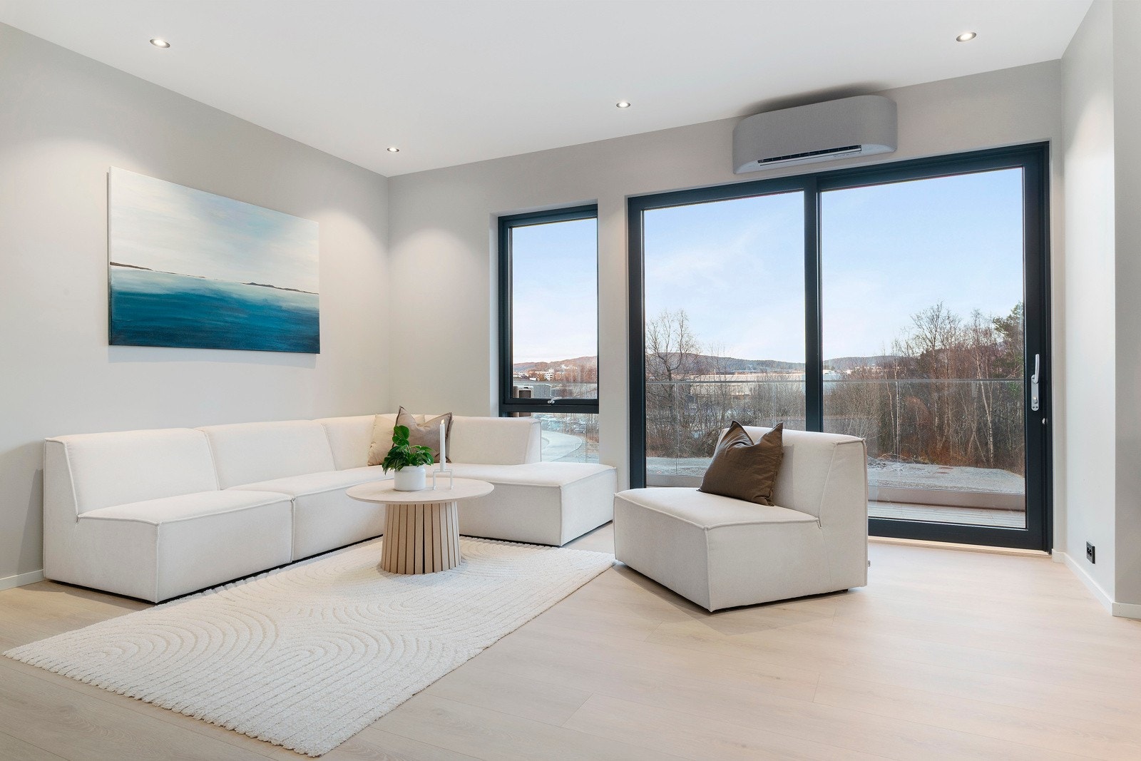 Stuen har installert varmepumpe og det er god takhøyde med mye naturlig lysinnslipp. Galleribilde