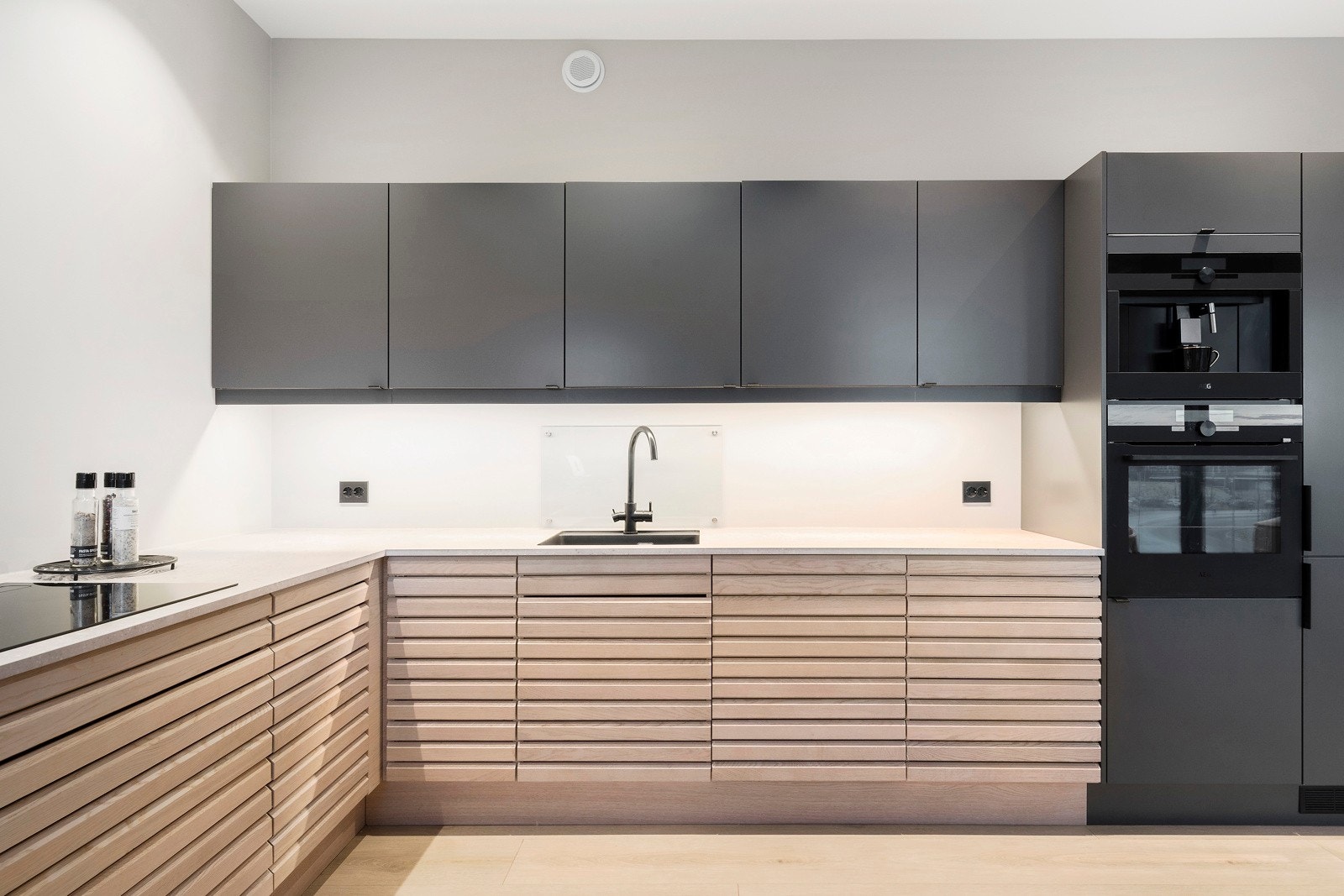 Godt med skap- og benkeplass. Oppgraderte hvitevarer som sørger for enkel matlaging og renhold. Galleribilde