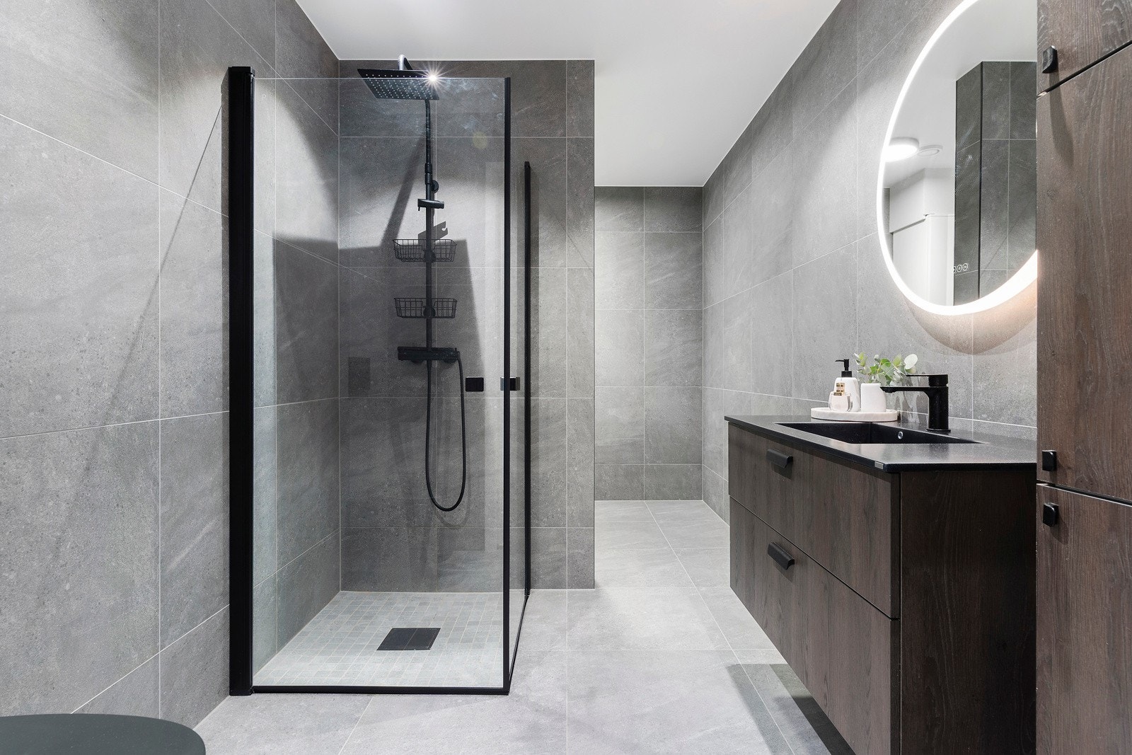 Badet er helfliset med varmekabler i gulvet. Legg merke til den smarte løsningen mot vaskeavdelingen i bakkant. Galleribilde