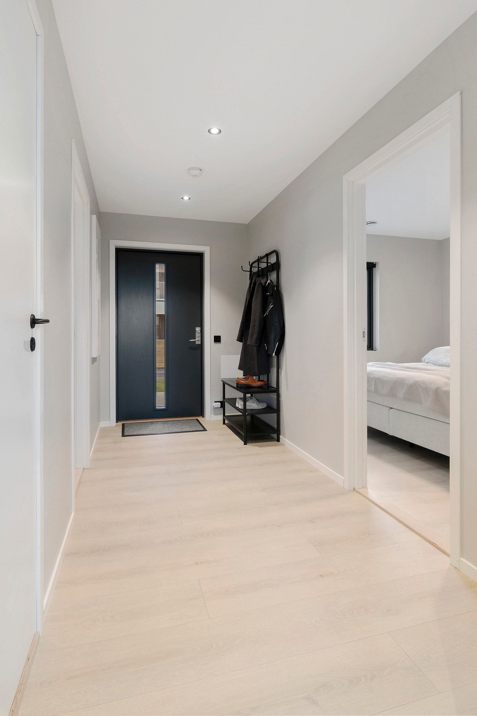 Leiligheten inneholder gang, to soverom, bad/vaskerom, åpen løsning mellom stue og kjøkkenet samt veranda i front. Galleribilde