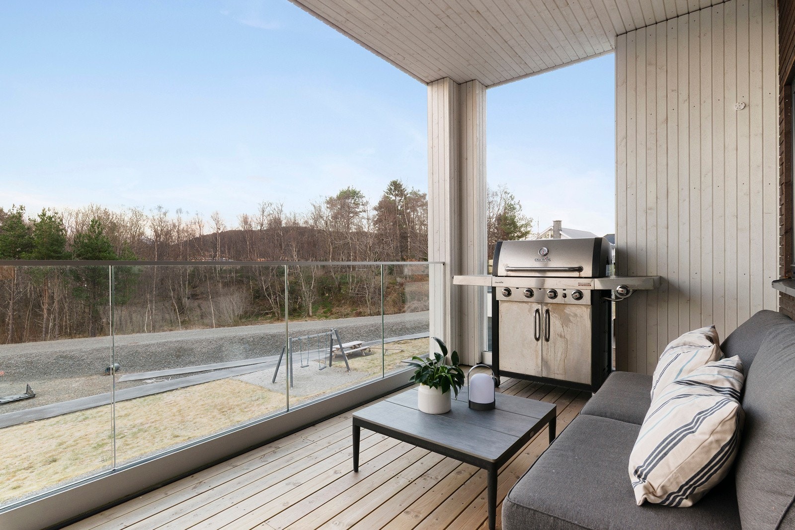 Fra verandaen er det minimalt med innsyn, fri utsyn og nydelig utsikt nordvestover. Galleribilde