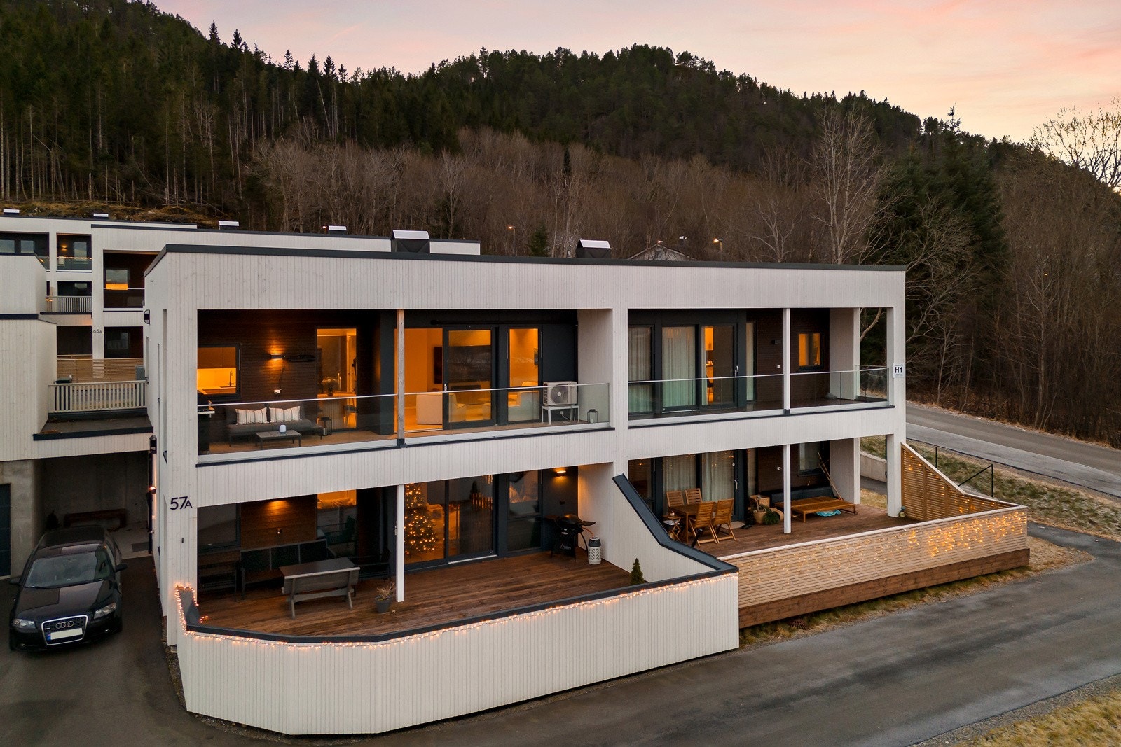 Dette er en lekker leilighet i øverste etasje av en nyere firemannsbolig. Galleribilde