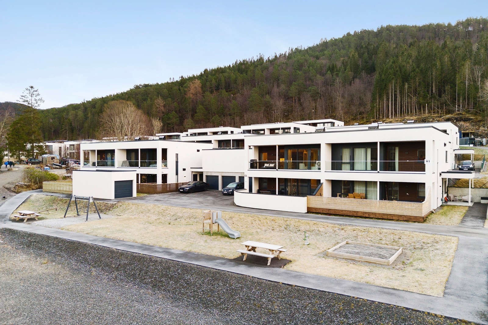 I et nyere byggefelt har du nærhet til skoler, barnehager, butikker og ikke minst utrolig fine turområder. Galleribilde