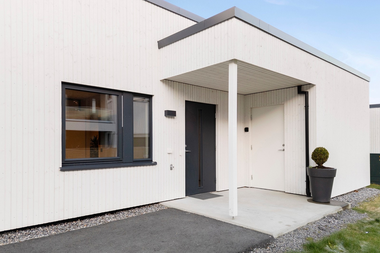 Inngangspartiet er overbygd og det er egen utebod med tilkomst fra det samme inngangspartiet. Galleribilde