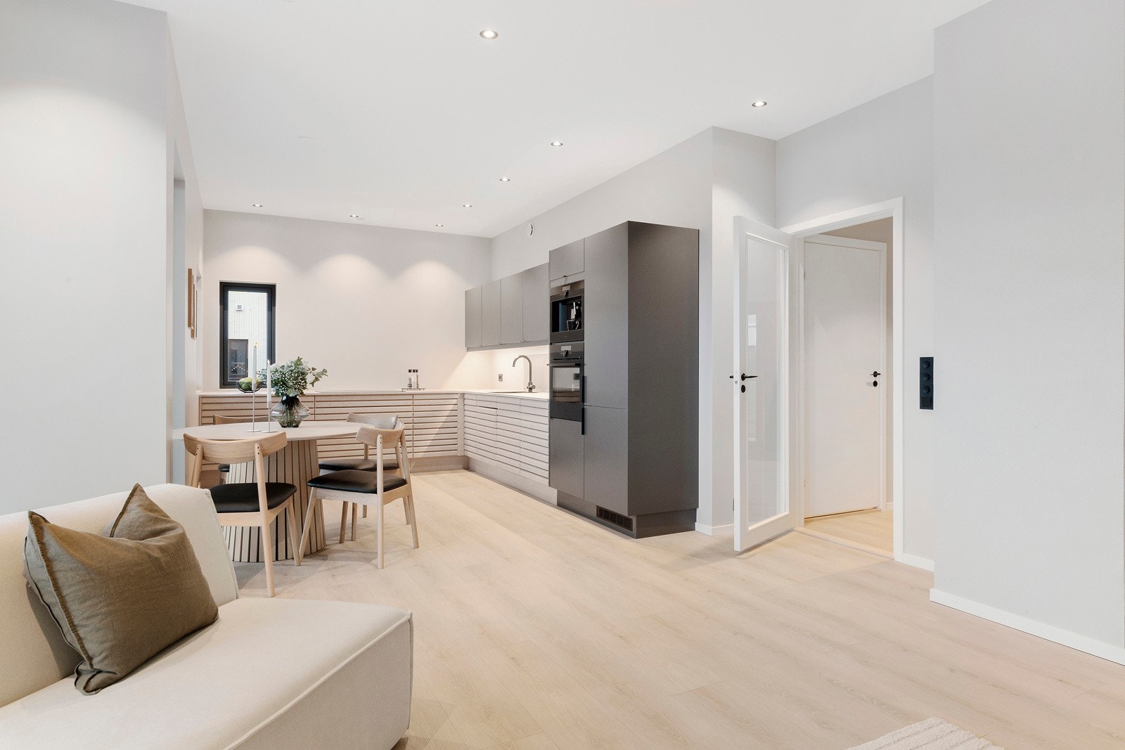 Den åpne løsningen gjør det enkelt å holde gjestene underholdt underveis i matlagingen. Galleribilde