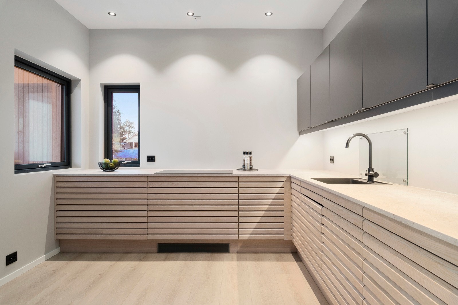 Frontene under benkeplaten er av heltre og benkeplaten er av laminat. Galleribilde