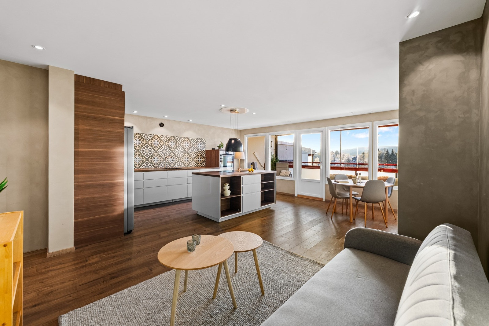 Velkommen til Snøklokkeveien 13, 4. etg. - Her finner du en lys, pen og romslig 4 roms toppleilighet med innglasset balkong Galleribilde