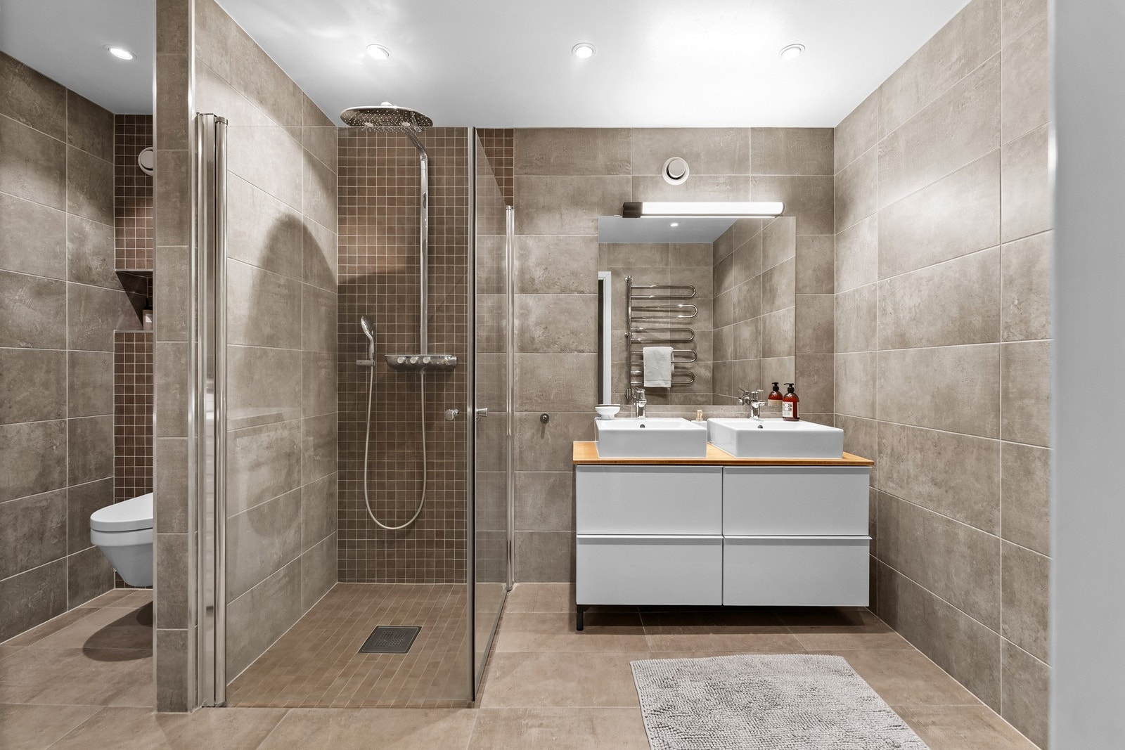 Pent, helfliset baderom fra 2016 med gulvvarme Galleribilde