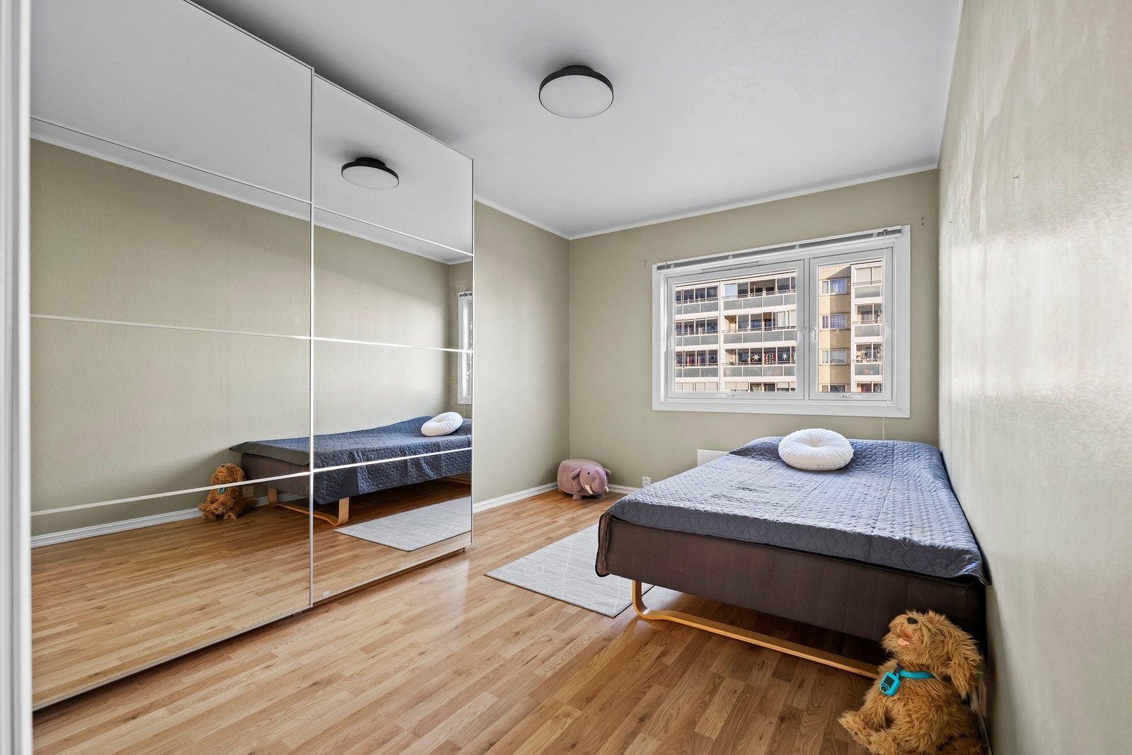 Soverom 1 - lyst og trivelig rom med skyvedørsgarderobe. Rommet har god plass til enkeltseng, kommode, skrivebord, etc. Galleribilde