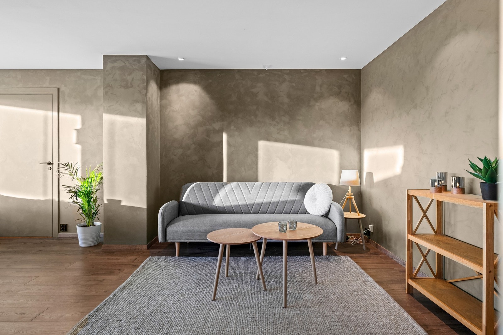 Lys, trivelig og romslig stue Galleribilde