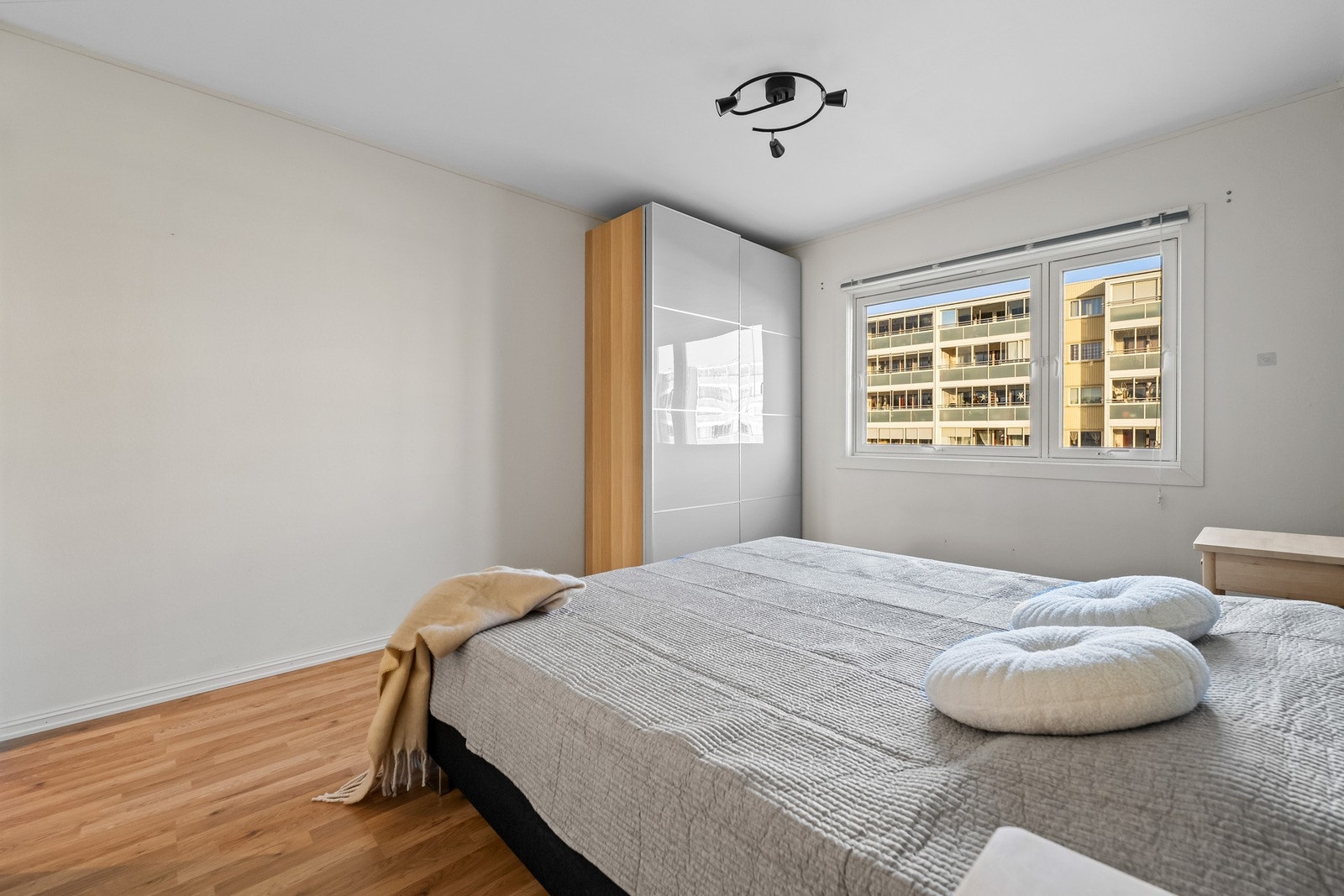 Soverom 2 har god plass til dobbeltseng, nattbord, kommode, etc. Galleribilde