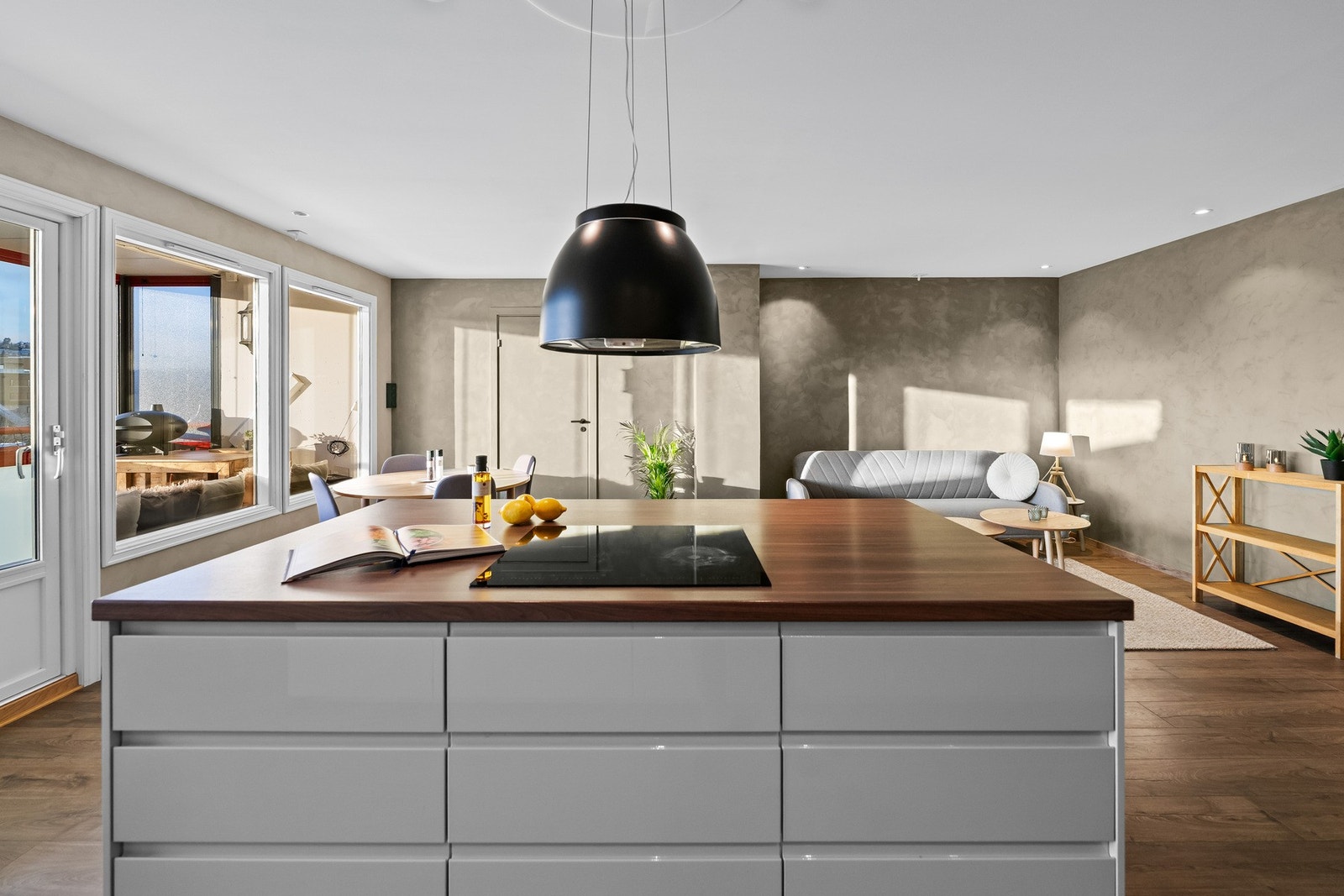 Den åpne løsningen mellom stue og kjøkken gir en romslig og luftig følelse Galleribilde