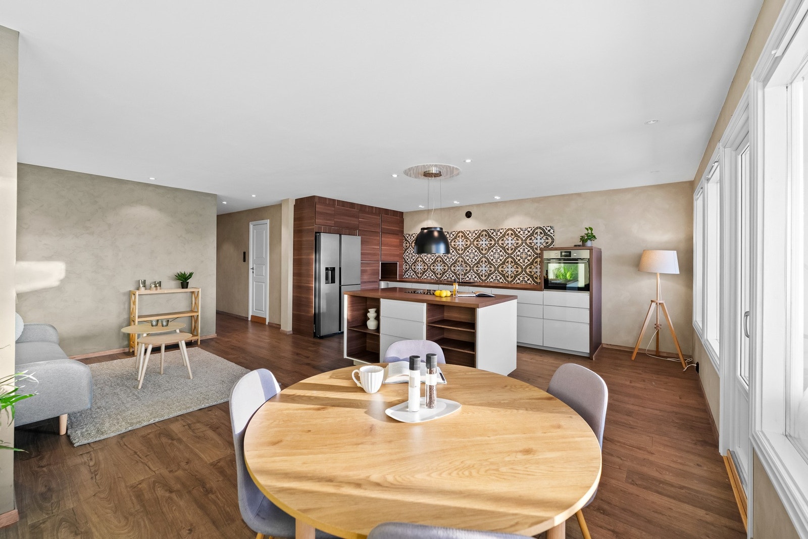 I stuen er det god plass til både sofagruppe og spisegruppe Galleribilde