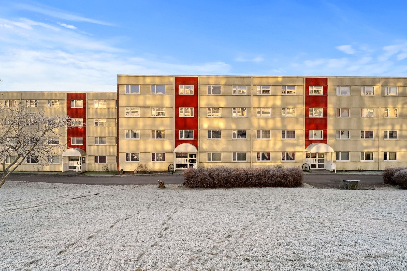 Snøklokkeveien 13, 4. etg. - 4 roms toppleilighet med innglasset balkong - Flotte og velholdte fellesarealer i borettslaget Galleribilde