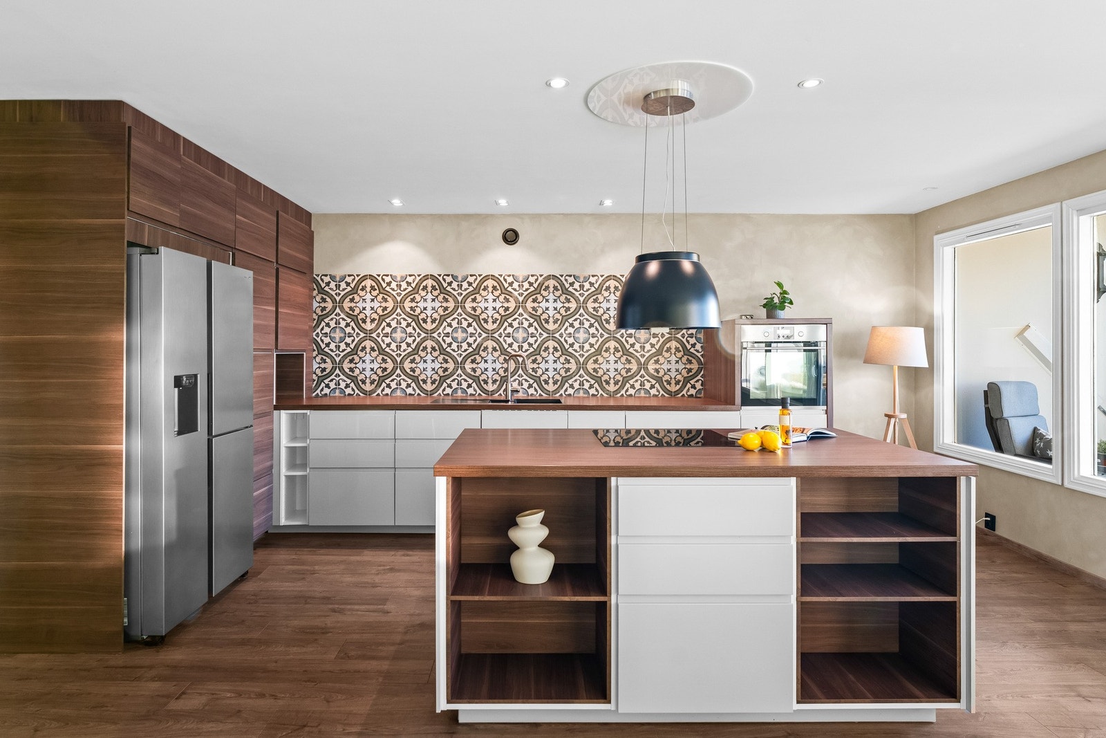 Det er satt inn kjøkkenøy med koketopp og ventilator over Galleribilde