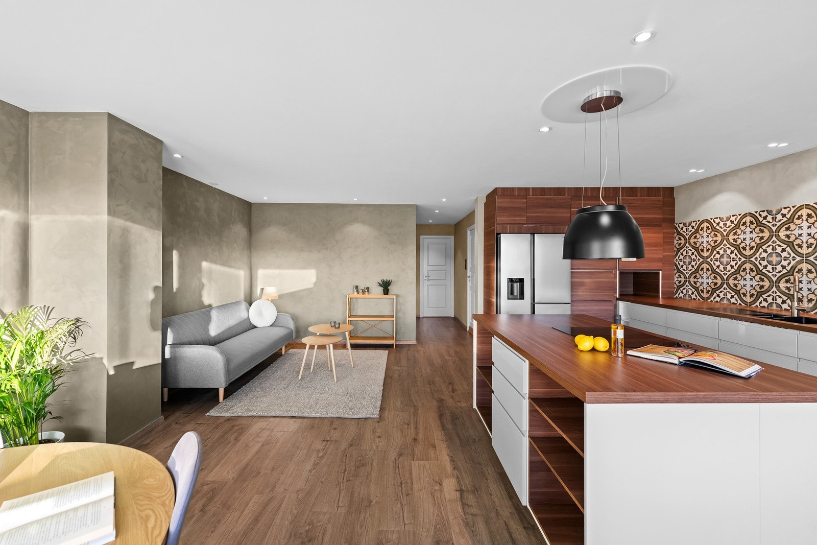 Den åpne løsningen bidrar til en sosial atmosfære - hvor kokken også kan delta i samtalen Galleribilde