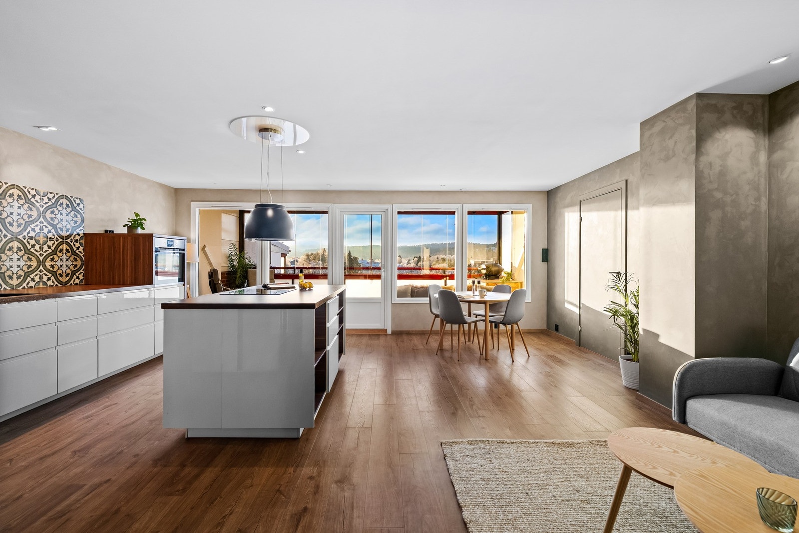 Store vinduer i stuen gir godt med naturlig lysinnslipp Galleribilde