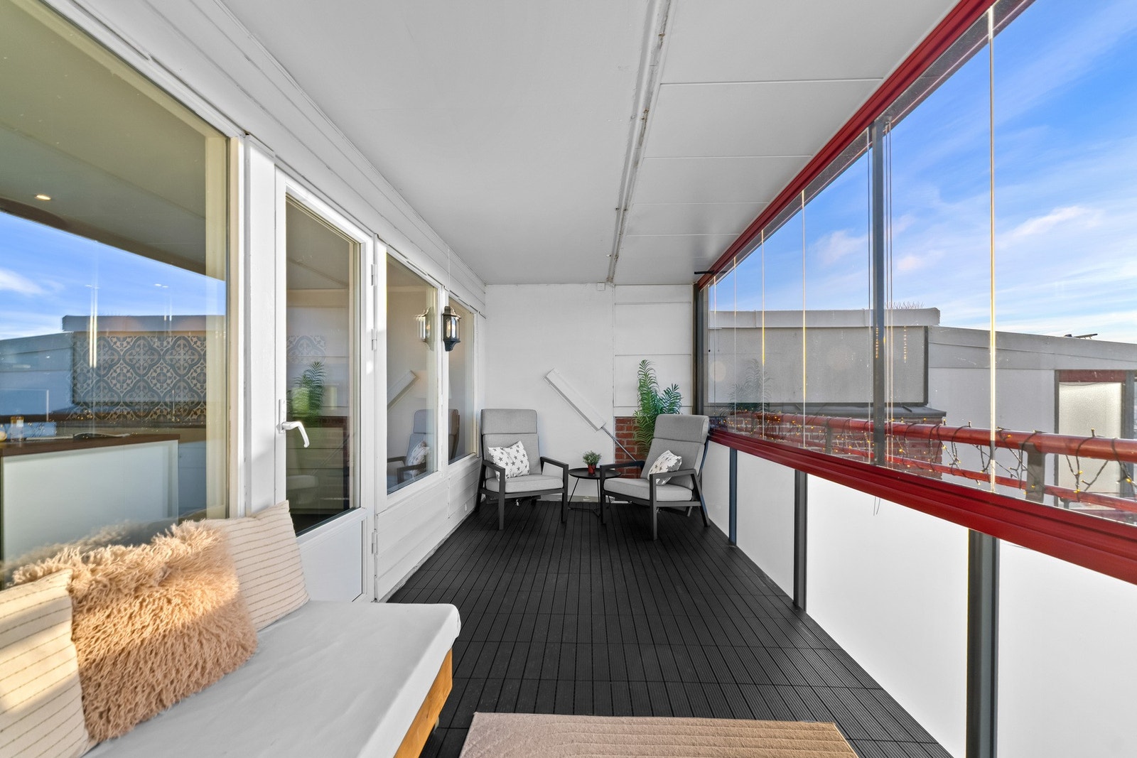 Balkongen har tak og er innglasset. Dette gjør at man kan nyte balkongen året rundt Galleribilde