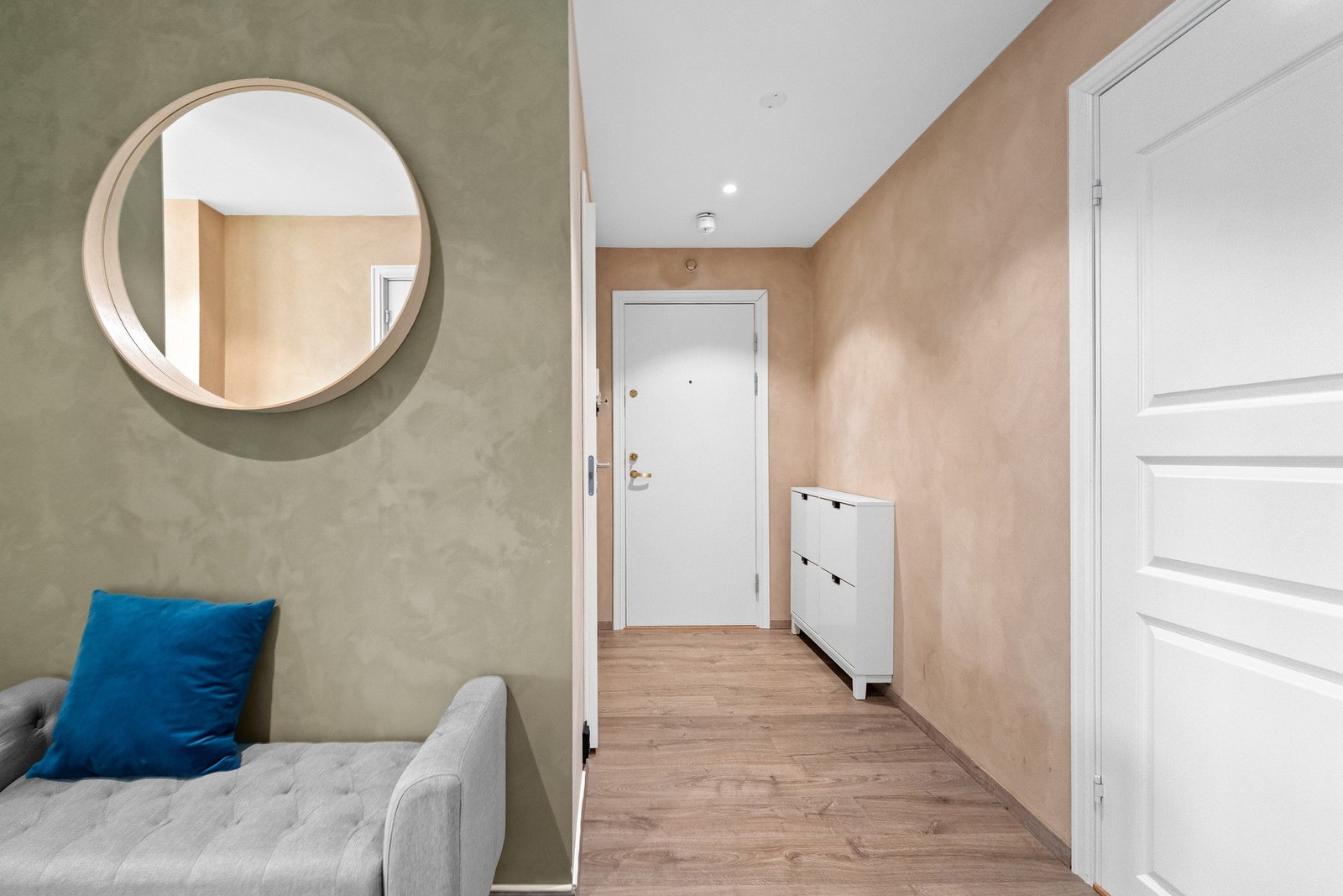 Entré - lys og praktisk som også gir tilgang til boden Galleribilde