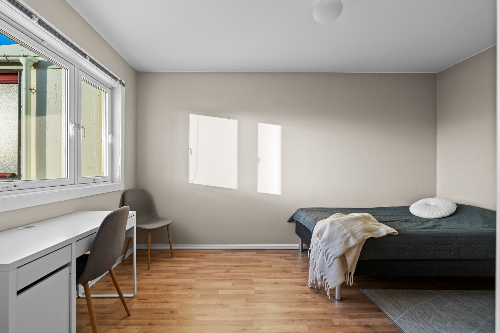 Soverom 3 - lyst og trivelig rom. Rommet kan f.eks. fungere fint som gjesterom eller kontor Galleribilde