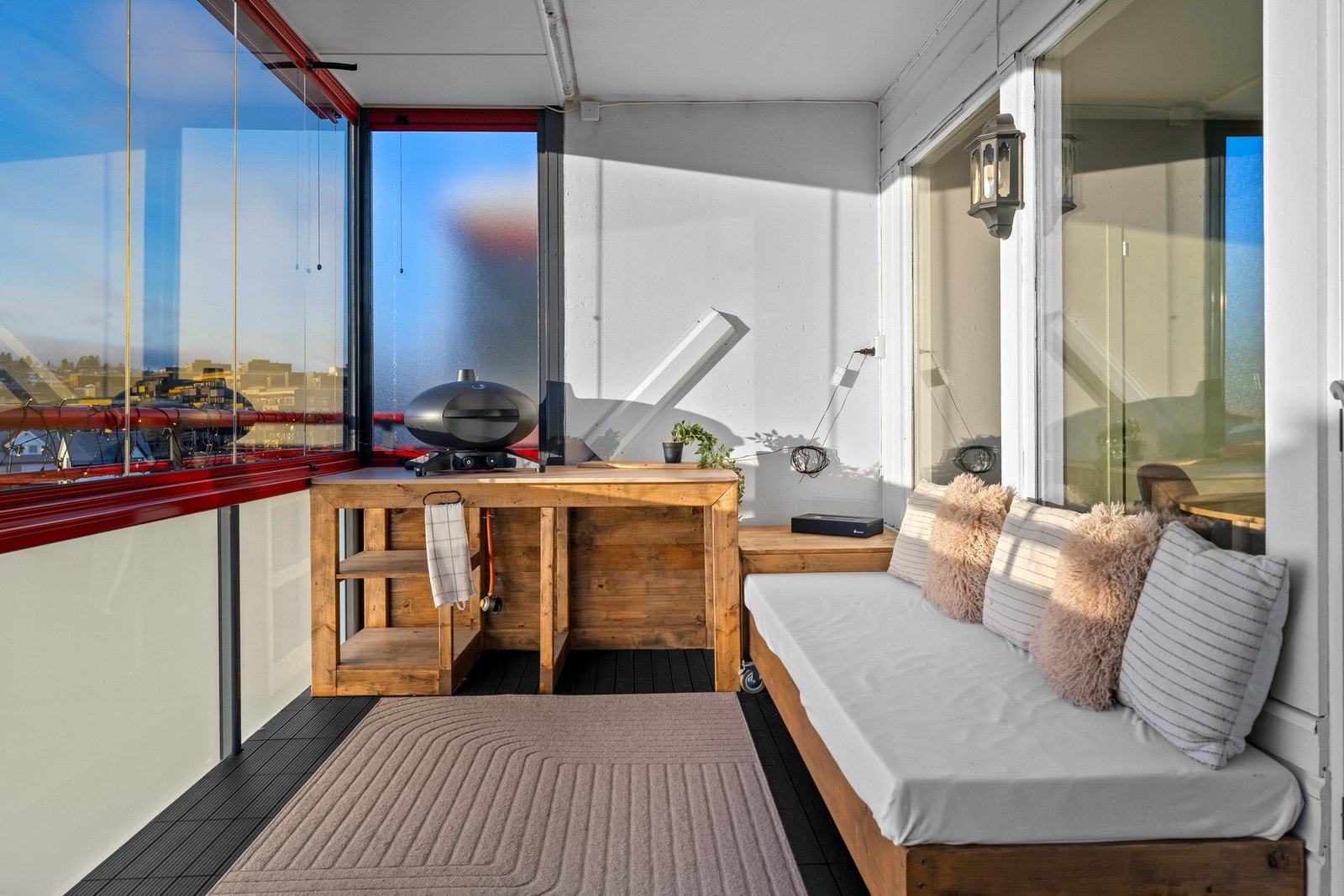 På den romslige balkongen er det god plass til sittegruppe, grill, blomsterpotter, m.m. Galleribilde