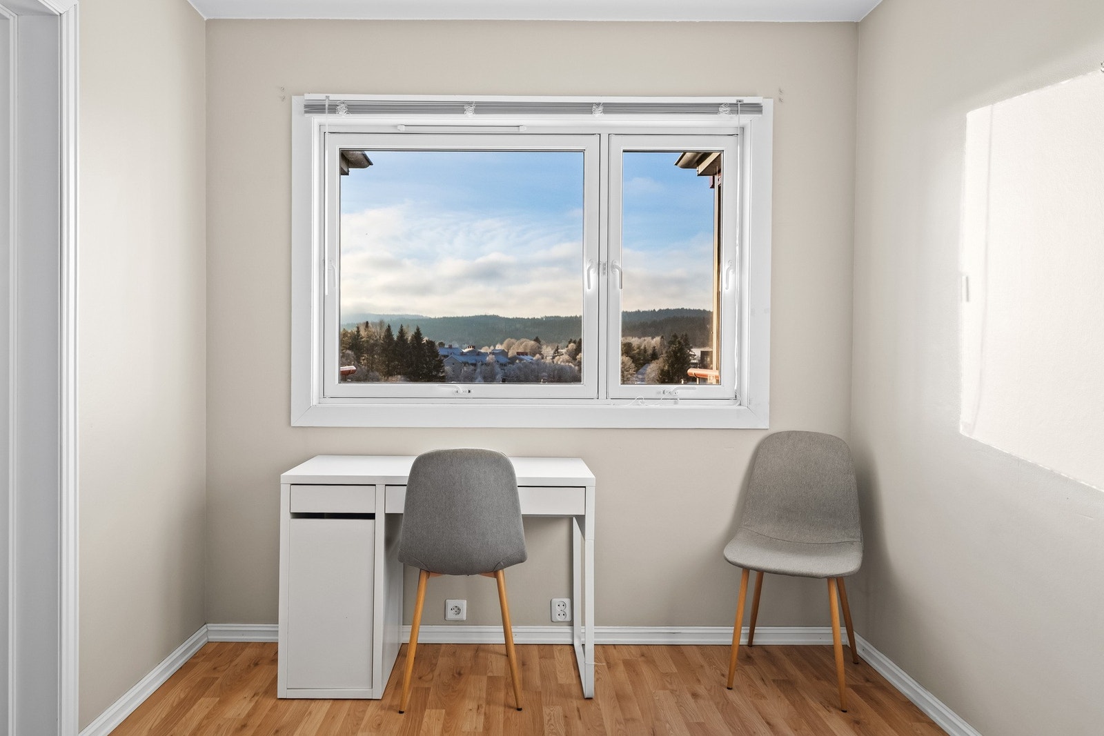 Soverom 3 - lyst og trivelig rom. Rommet har god plass til enkeltseng, kommode, skrivebord, etc. Galleribilde