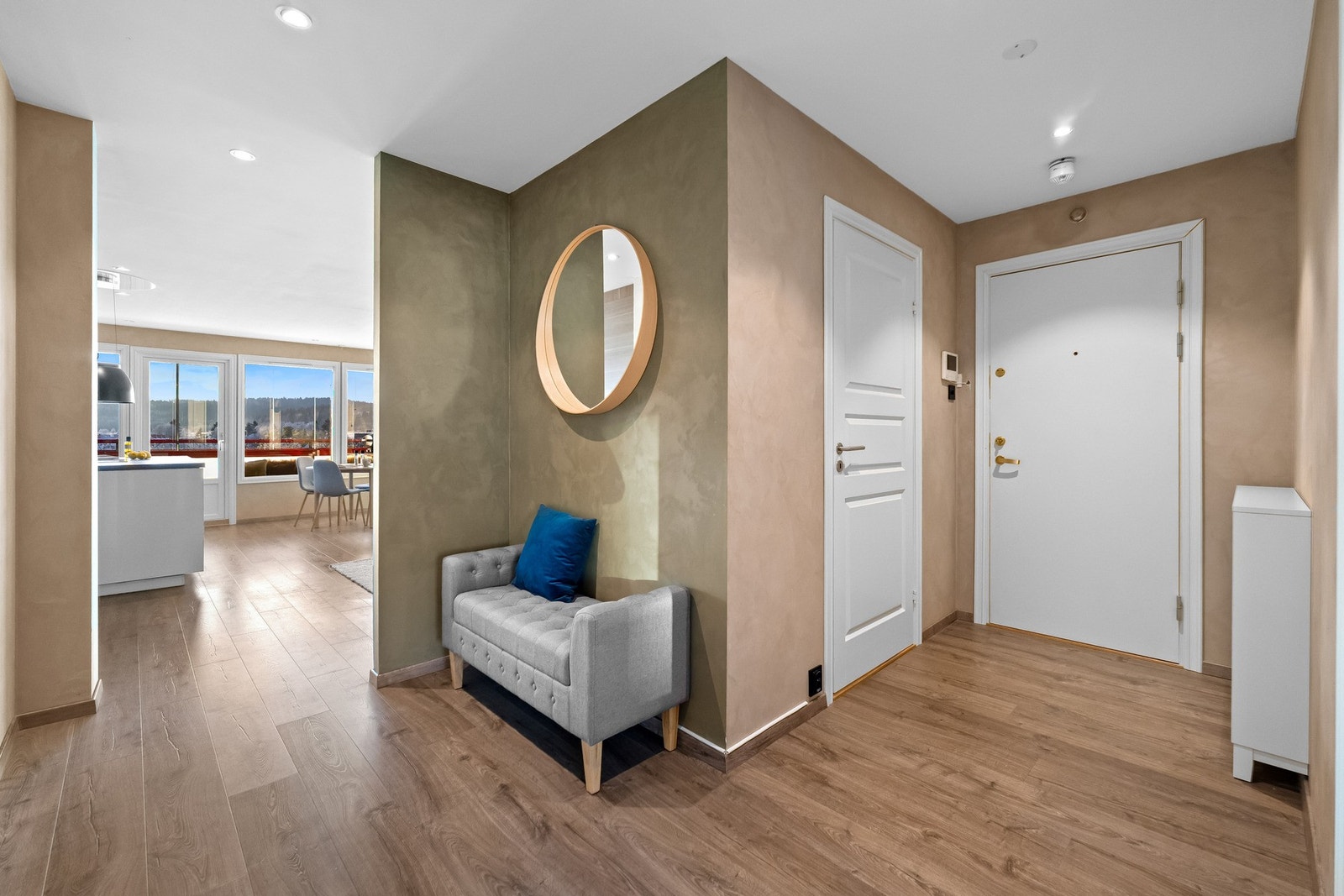 Entré - lys og luftig med plass til yttertøy og sko Galleribilde