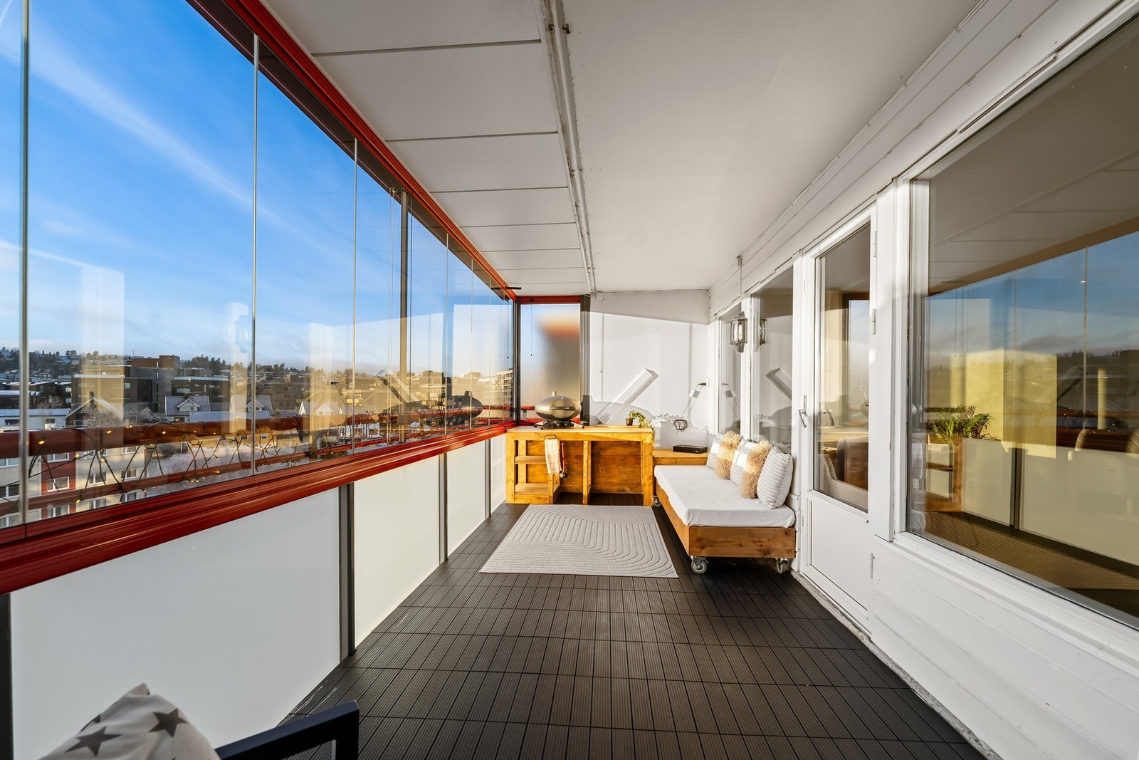 Utenfor stuen er det stor, solrik og innglasset balkong på 15 kvm. Galleribilde