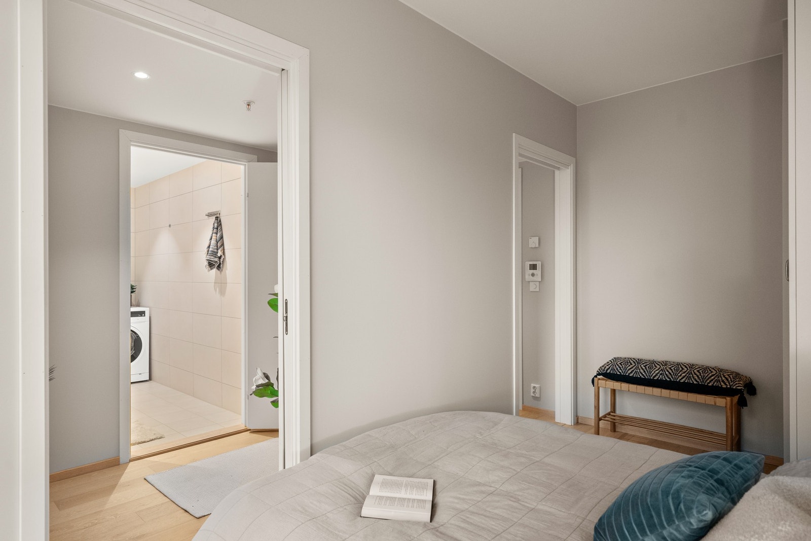 Soverom med garderobeløsning og god plass til dobbeltseng Galleribilde