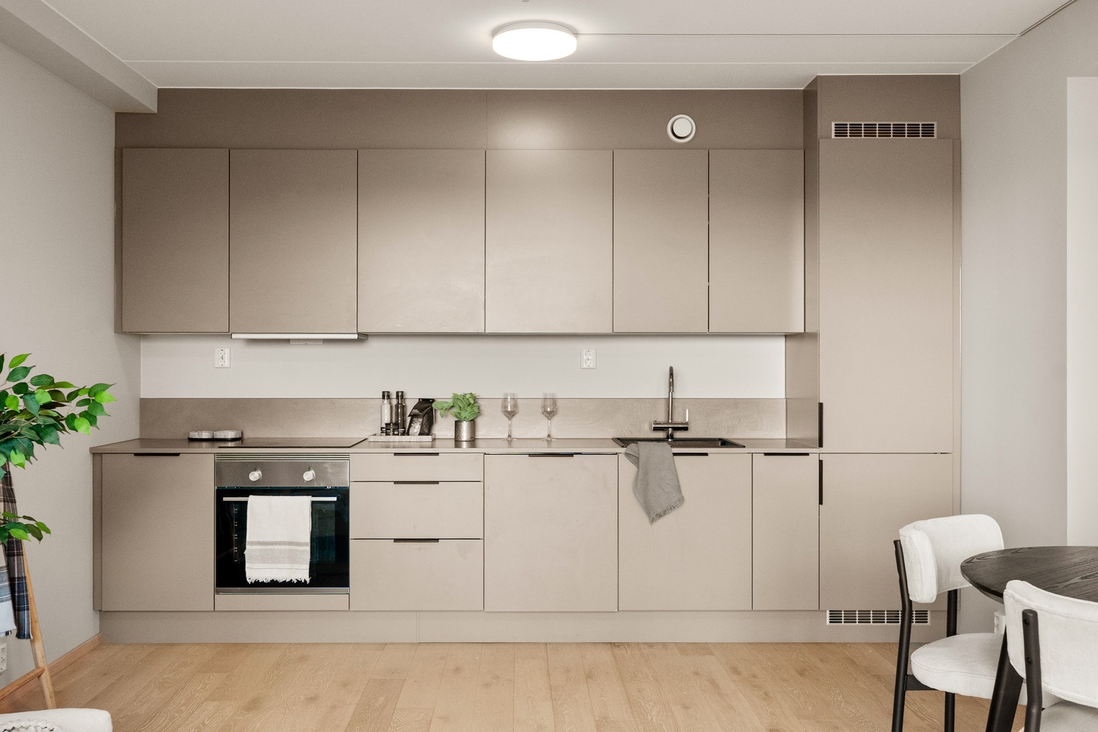 Lekkert HTH-kjøkken med integrerte hvitevarer Galleribilde