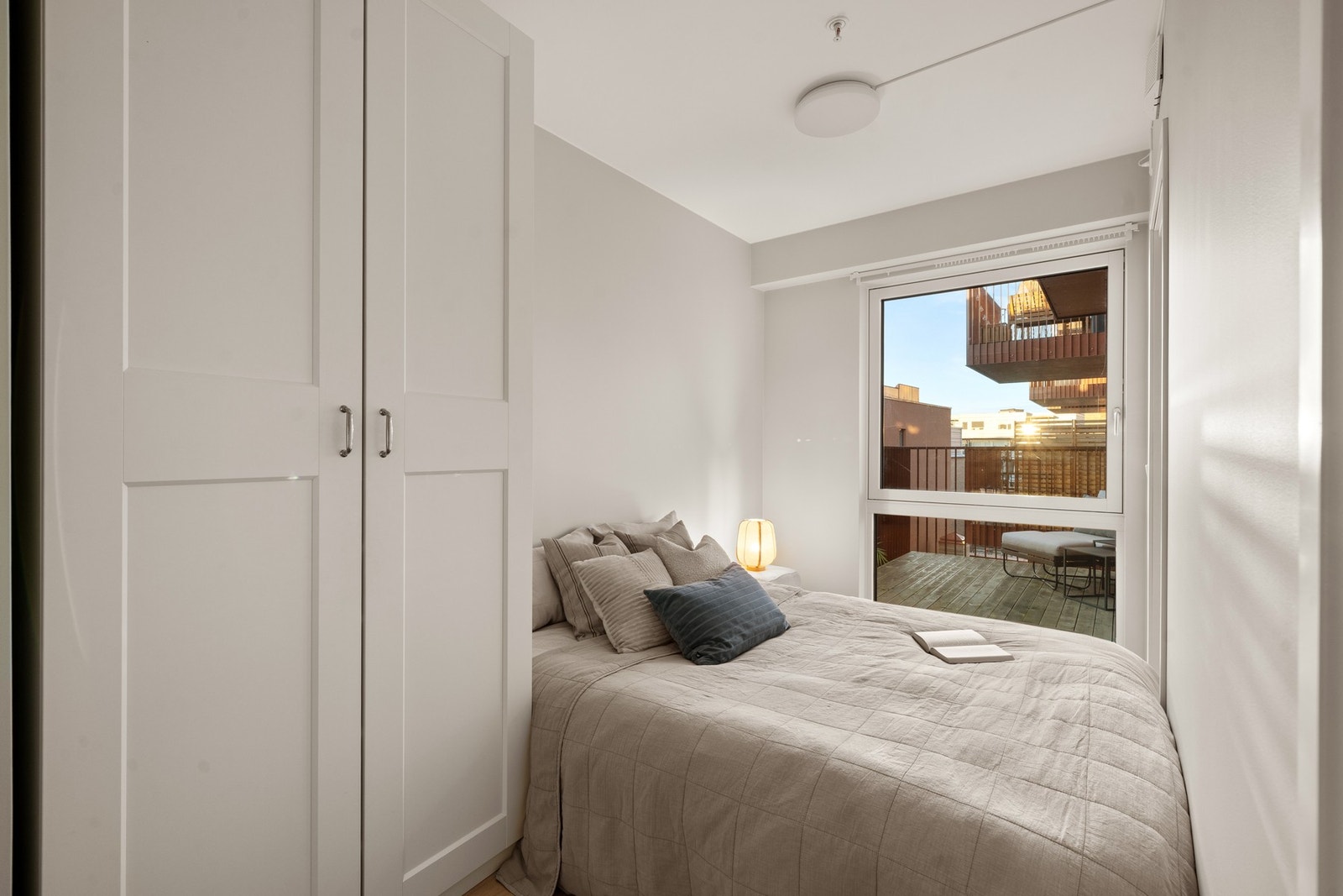 Soverom med garderobeløsning og god plass til dobbeltseng Galleribilde