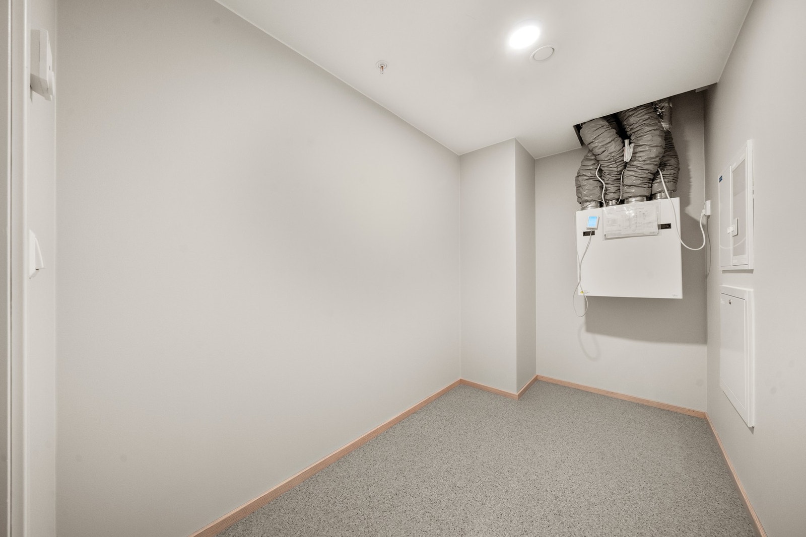 Stor og praktisk innvendig bod/teknisk rom Galleribilde