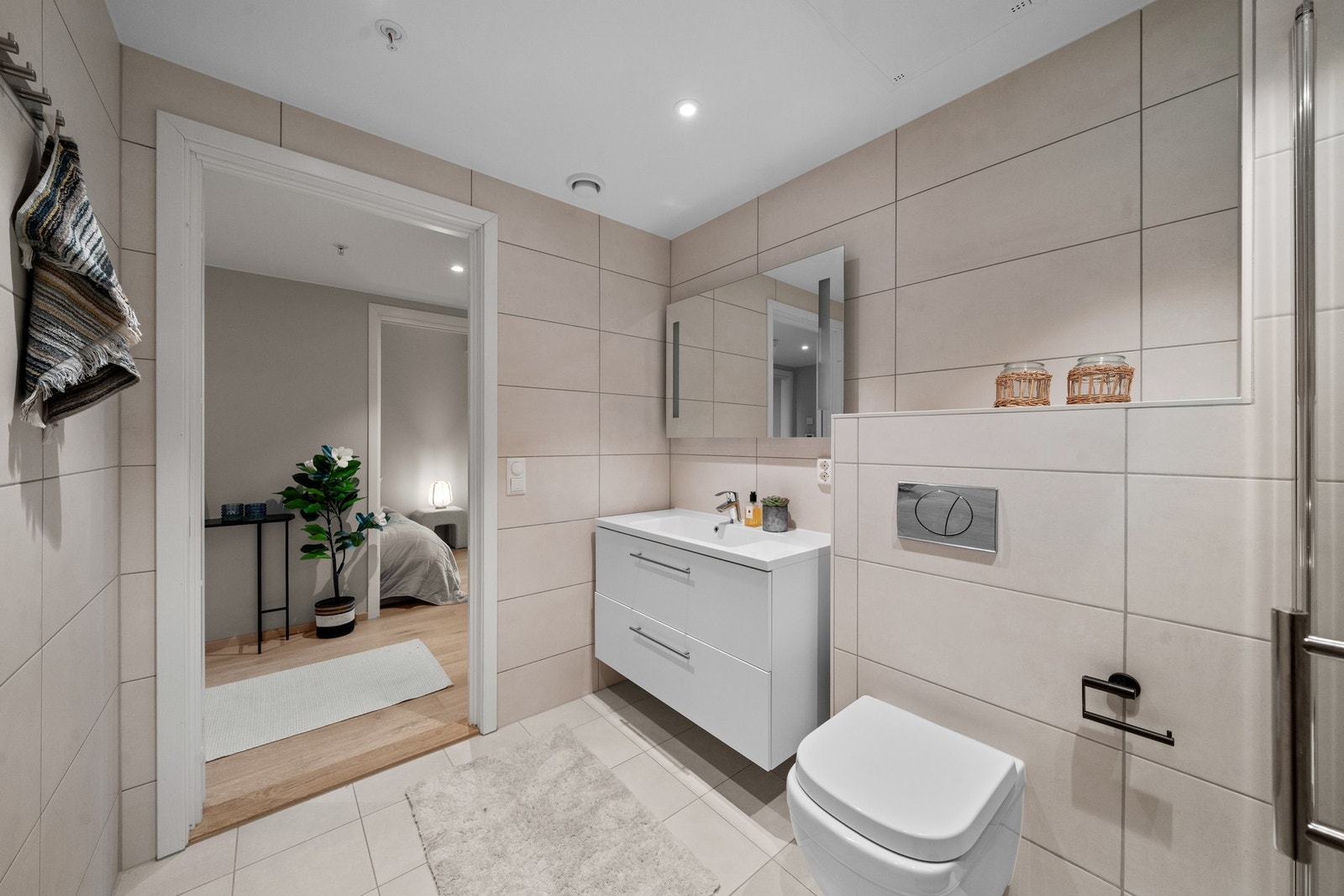 Delikat baderom med gulvvarme og opplegg for vaskemaskin Galleribilde