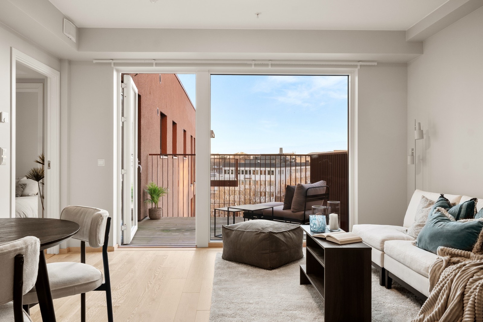 Store vindusflater som sørger for rikelig med naturlig lys i leiligheten Galleribilde