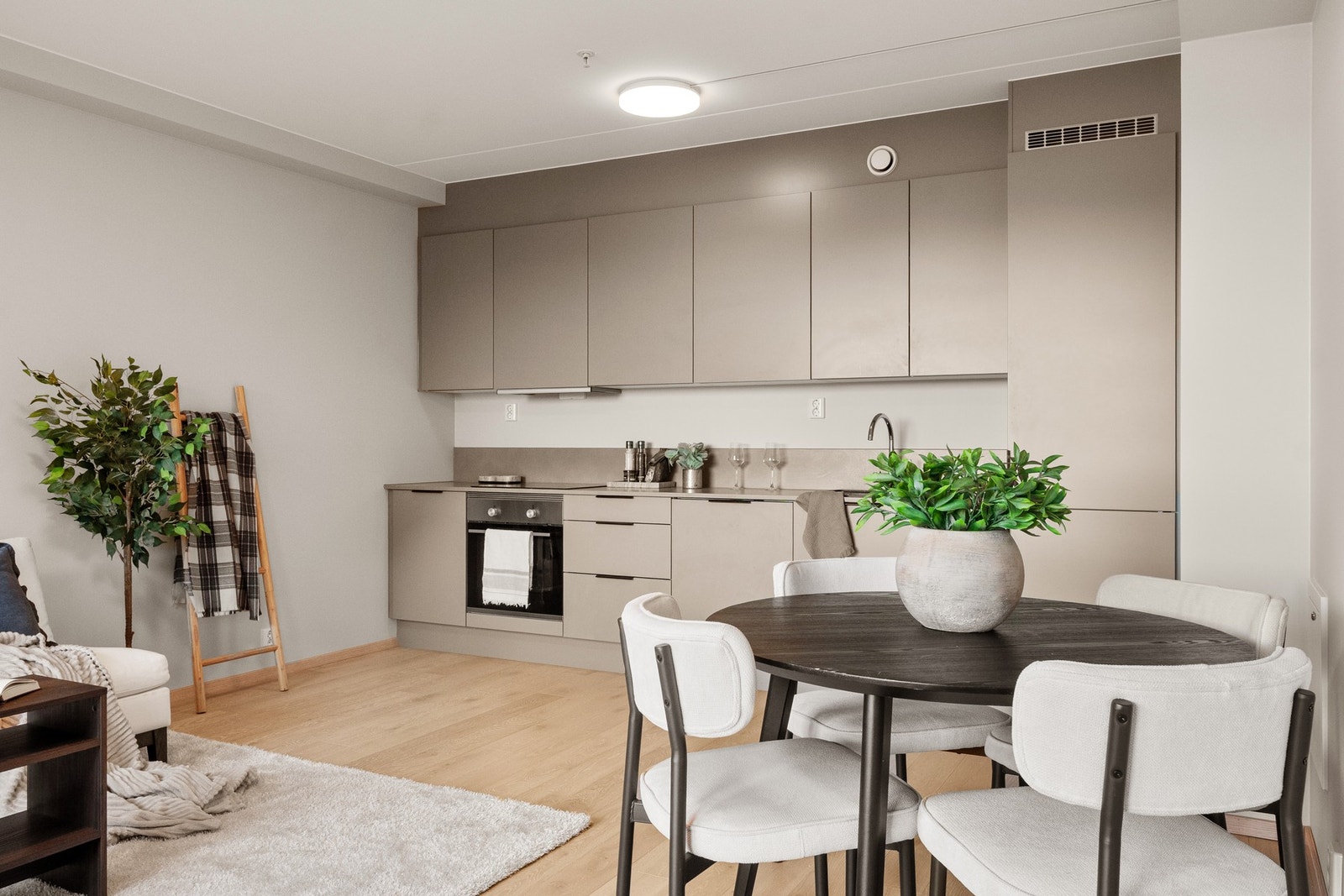 Lekkert HTH-kjøkken med integrerte hvitevarer Galleribilde