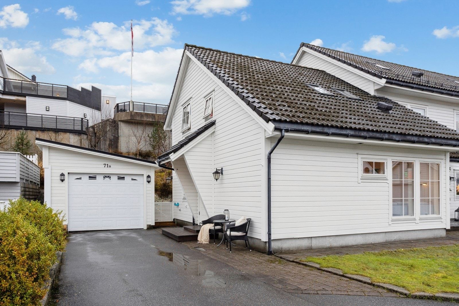 Dette er en bolig som passer perfekt for deg som ønsker en praktisk og innbydende tomannsbolig med gode uteområder og enkel tilgang til garasje. Her får du en kombinasjon av komfort, funksjonalitet og beliggenhet. Galleribilde