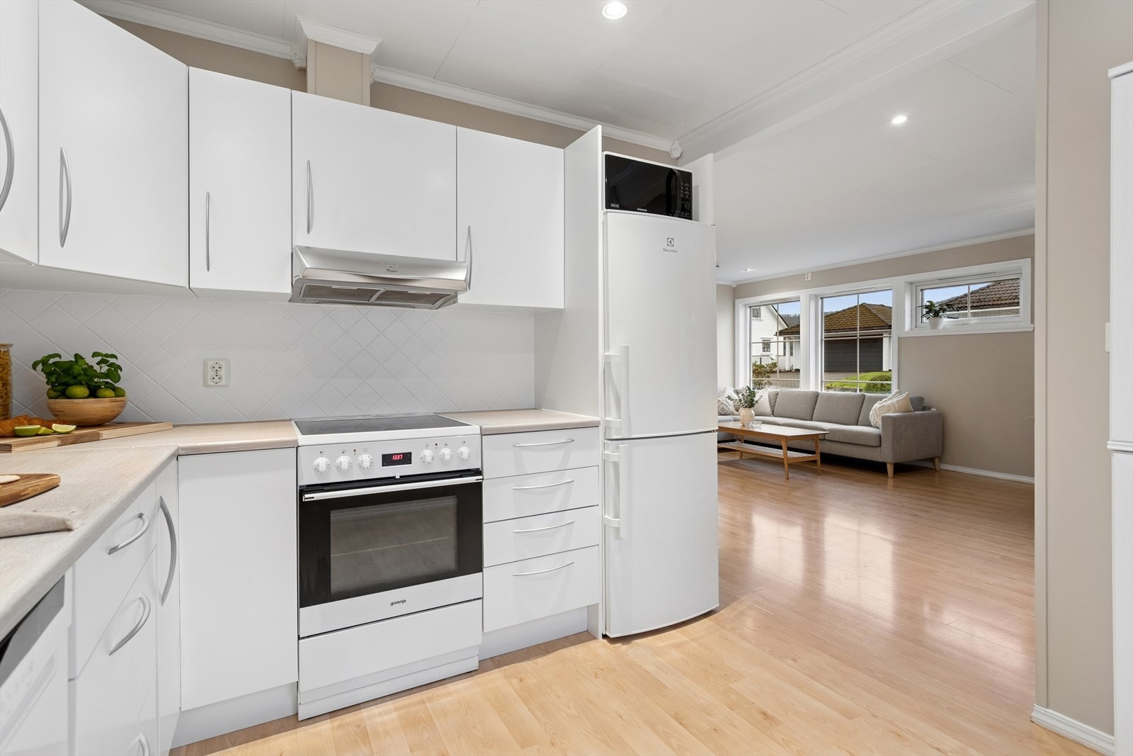 Den åpne løsningen mot spisestue og stue gir en naturlig flyt mellom matlaging og servering, og gjør det enkelt å være sosial mens du står på kjøkkenet. Galleribilde