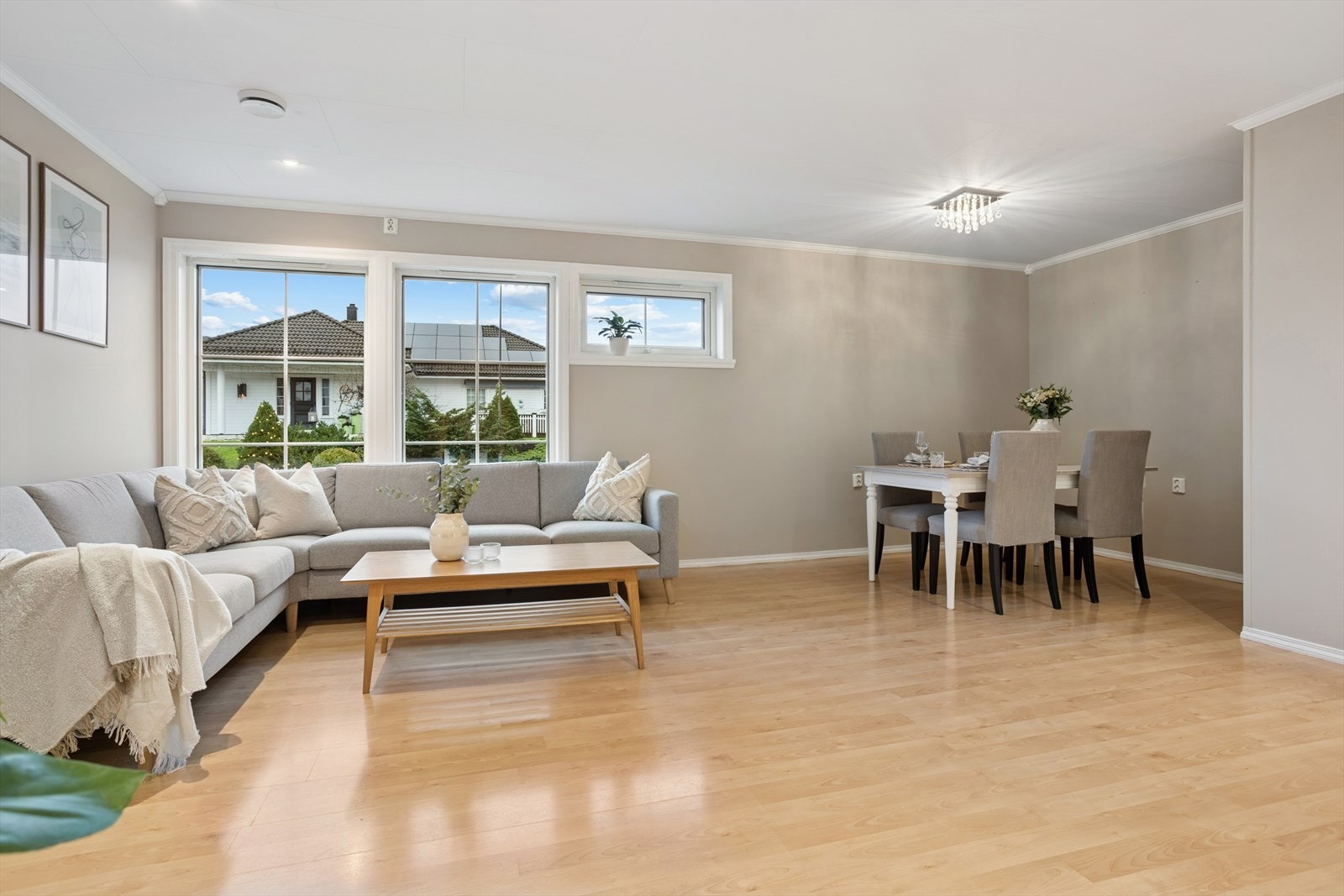 Downlights i himlingen gir et moderne preg og sørger for behagelig belysning gjennom hele rommet Galleribilde