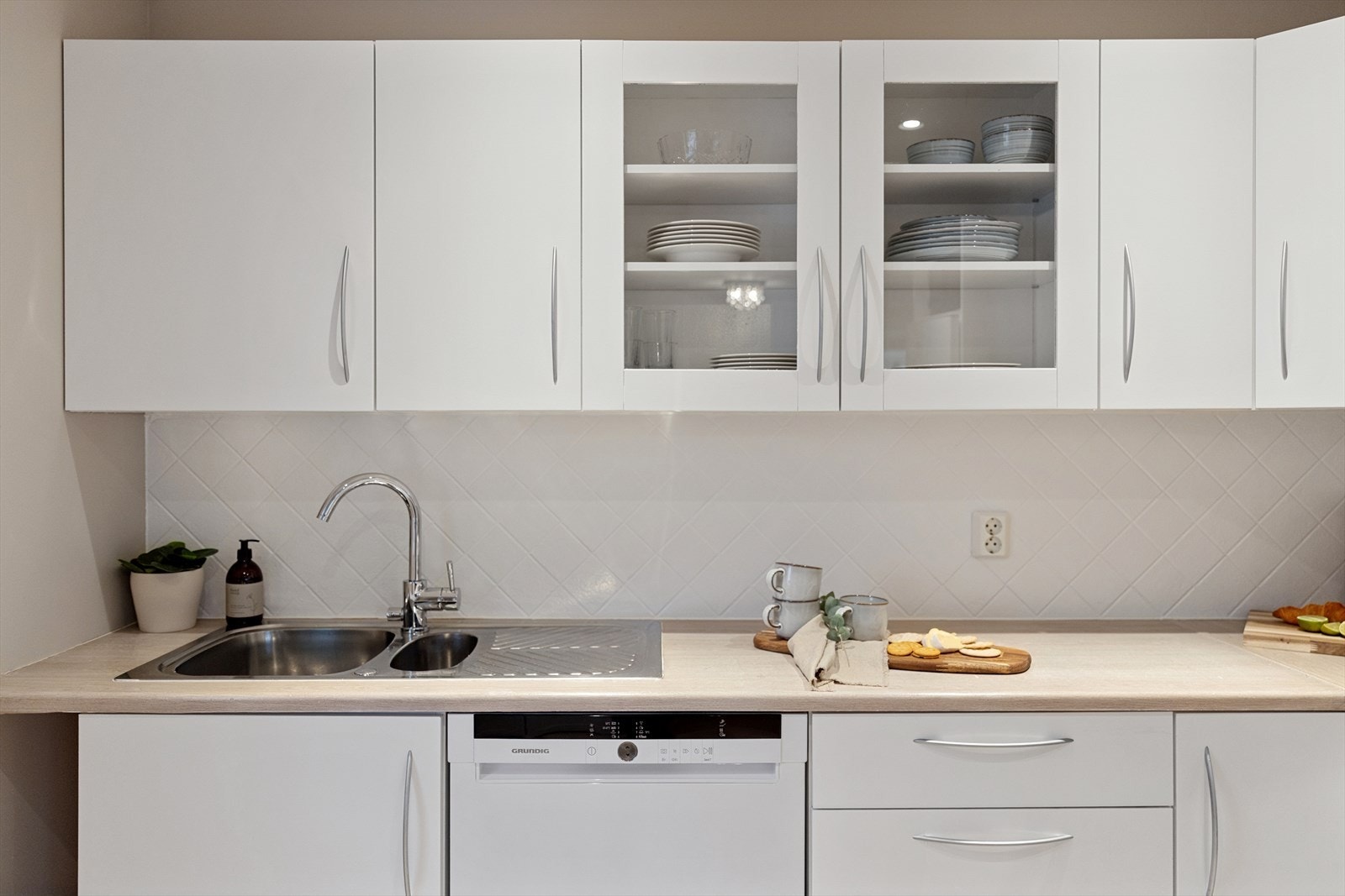 Over komfyren er det montert ventilator med avtrekk, og kjøkkenet er utstyrt med komfyr, oppvaskmaskin og kjøleskap/fryseskap - alt du trenger for en effektiv hverdag. Galleribilde