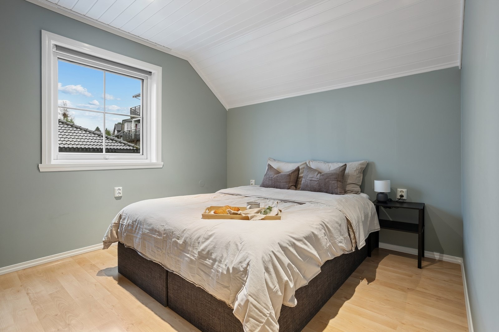 Her finner du to innbydende soverom som gir god plass til både hvile og oppbevaring. Galleribilde