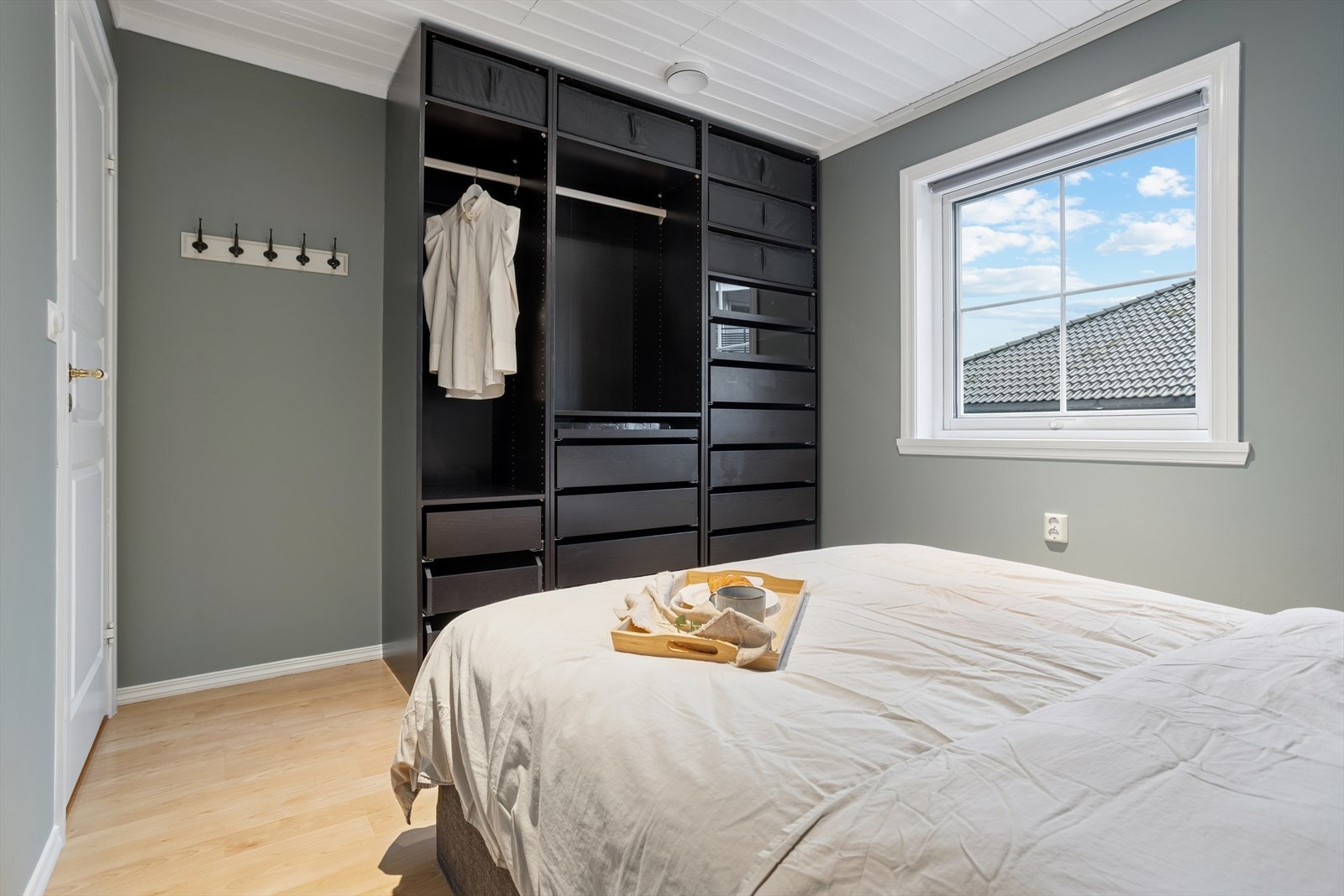 Hovedsoverommet har en praktisk, åpen garderobeløsning som gir et moderne preg og gjør det enkelt å holde orden. Galleribilde