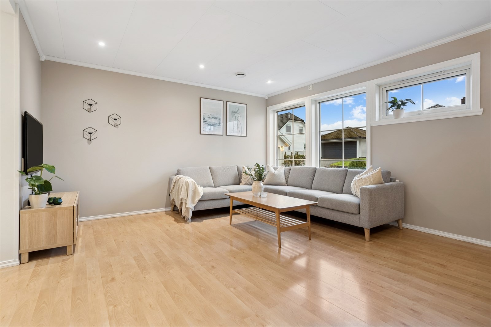 De store vinduene slipper inn rikelig med dagslys og gir en flott utsikt mot naturen utenfor, noe som skaper en harmonisk og avslappende atmosfære. Galleribilde