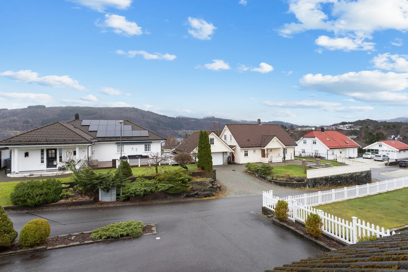 Eiendommen ligger i et veletablert område med både praktiske fasiliteter og flotte naturopplevelser. Du bor med gangavstand til butikk og buss, og har kort kjørevei til Knarvik Senter og Åsane Storsenter - perfekt for en enkel og effektiv hverdag. Galleribilde