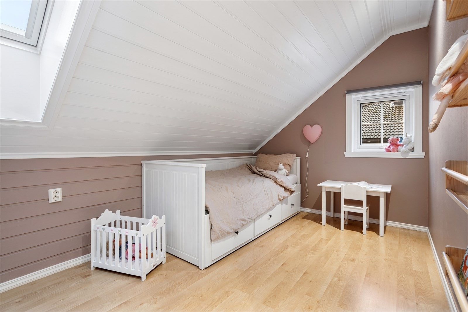 Begge rommene har vinduer som slipper inn rikelig med dagslys og sikrer gode lysforhold, noe som skaper en lys og trivelig atmosfære. Galleribilde